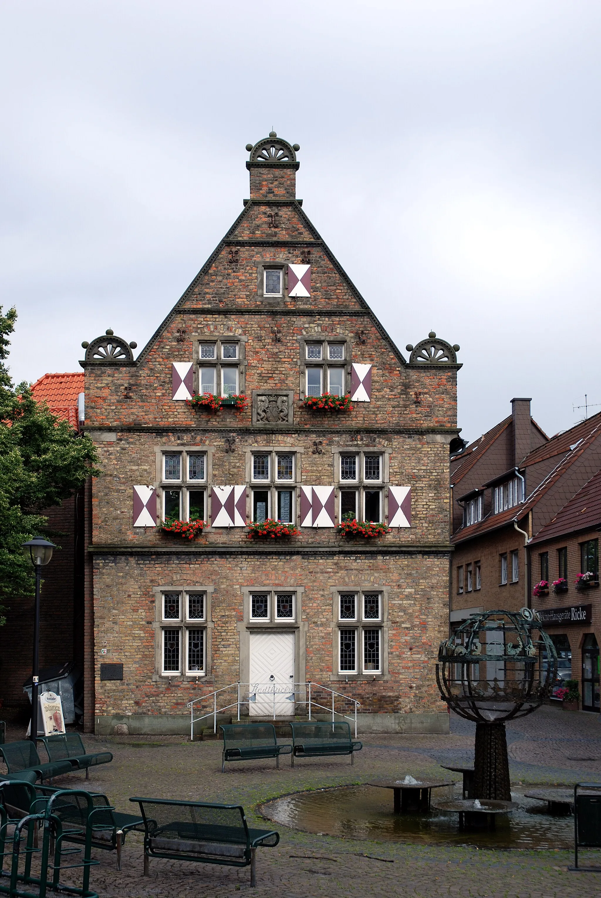 Photo showing: de:Werne, Steinhaus, heute de:Stadtbücherei Werne mit Sternzeichenbrunnen