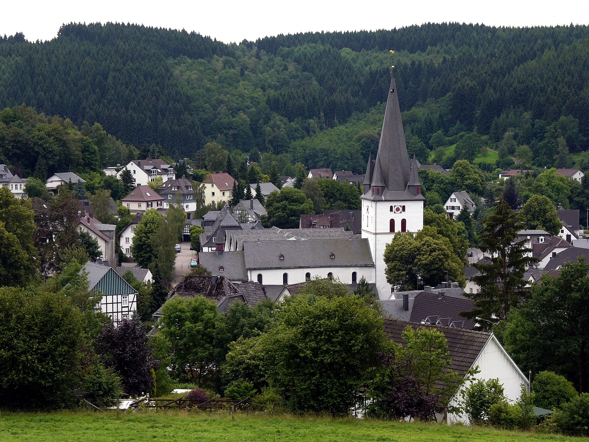 Photo showing: View of Drolshagen towards south from Papenberg (417 m). St. Clement Church dominates the skyline.