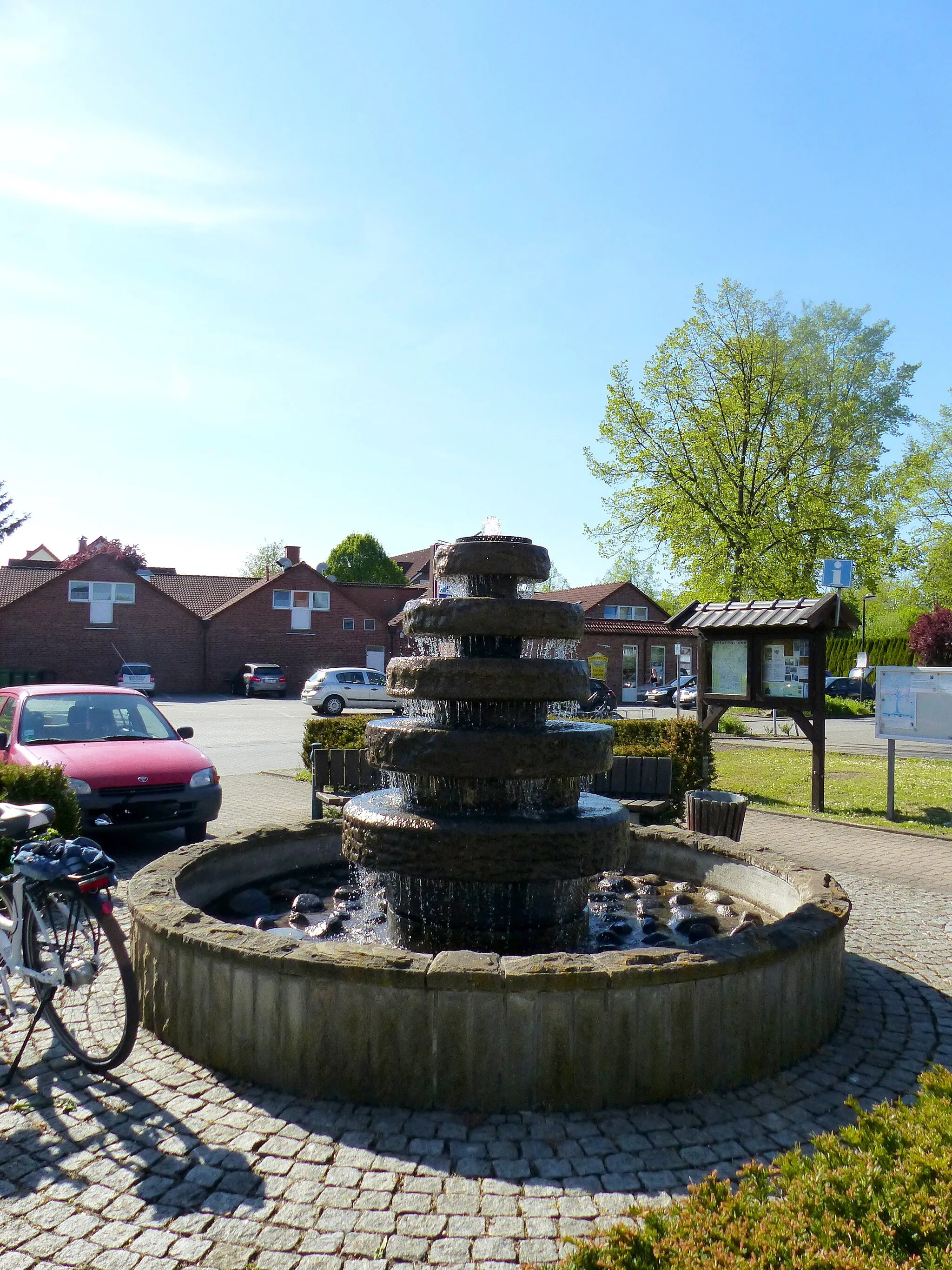 Photo showing: Oestinghausen – Brunnen an der B475