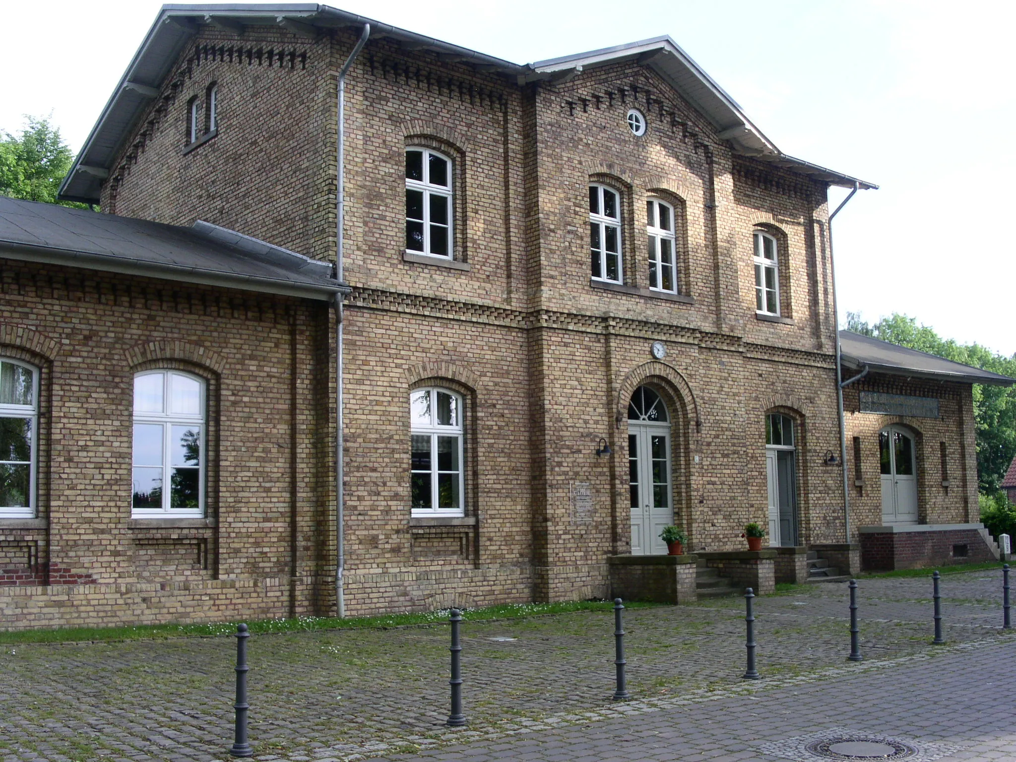 Photo showing: Empfangsgebäude Bahnhof Lenningsen