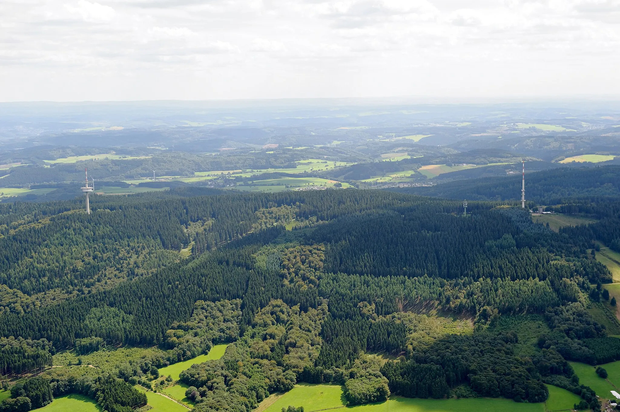 Photo showing: Fotoflug Sauerland West. Fernmeldeturm Ebbegebirge, Fernmeldeturm der Bundeswehr/Mobilfunksender und Sender Nordhelle auf der Nordhelle.