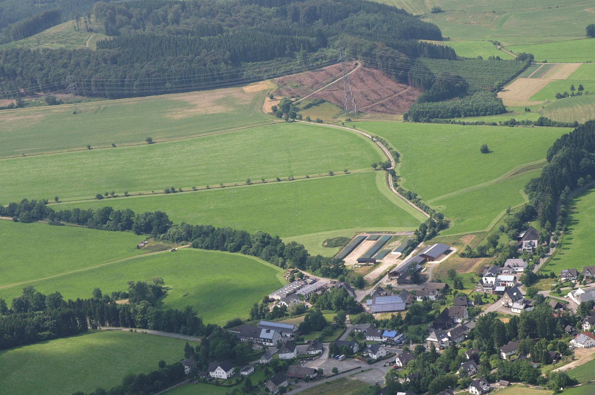 Photo showing: Fotoflug Sauerland-Ost: Niederberndorf im Wennetal; dahinter der Berg Buchholz

The production, editing or release of this file was supported by the Community-Budget of Wikimedia Deutschland.
To see other files made with the support of Wikimedia Deutschland, please see the category Supported by Wikimedia Deutschland.
العربية ∙ বাংলা ∙ Deutsch ∙ English ∙ Esperanto ∙ français ∙ magyar ∙ Bahasa Indonesia ∙ italiano ∙ 日本語 ∙ македонски ∙ മലയാളം ∙ Bahasa Melayu ∙ Nederlands ∙ português ∙ русский ∙ svenska ∙ українська ∙ +/−