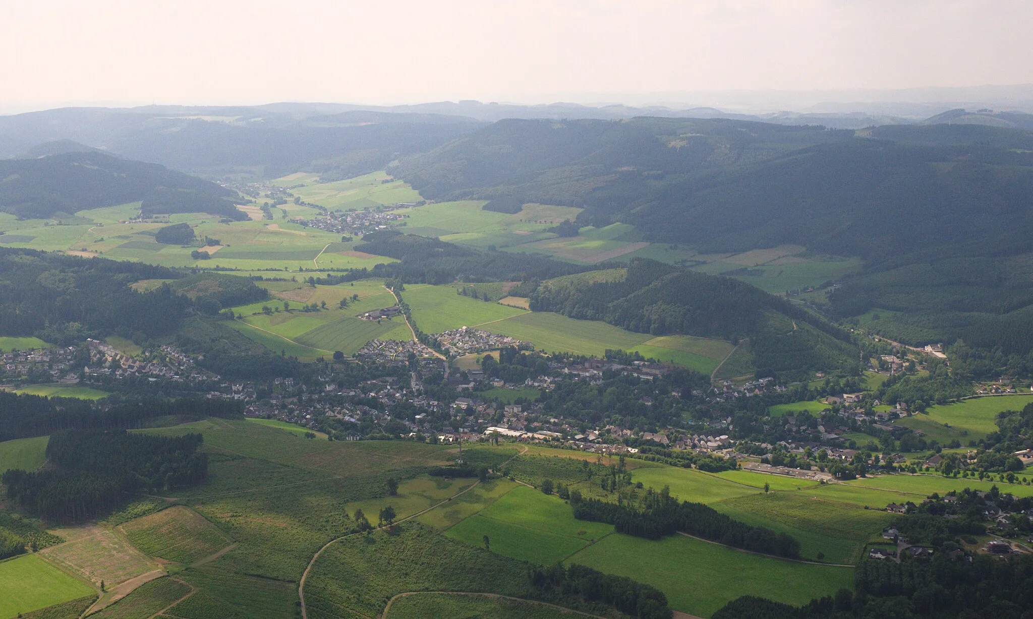 Photo showing: Fotoflug Sauerland-Ost: Eslohe, darüber der Steltenberg; im Hintergrund Niedersalwey; rechts der Höhenzug Homert.

The production, editing or release of this file was supported by the Community-Budget of Wikimedia Deutschland.
To see other files made with the support of Wikimedia Deutschland, please see the category Supported by Wikimedia Deutschland.
العربية ∙ বাংলা ∙ Deutsch ∙ English ∙ Esperanto ∙ français ∙ magyar ∙ Bahasa Indonesia ∙ italiano ∙ 日本語 ∙ македонски ∙ മലയാളം ∙ Bahasa Melayu ∙ Nederlands ∙ português ∙ русский ∙ svenska ∙ українська ∙ +/−