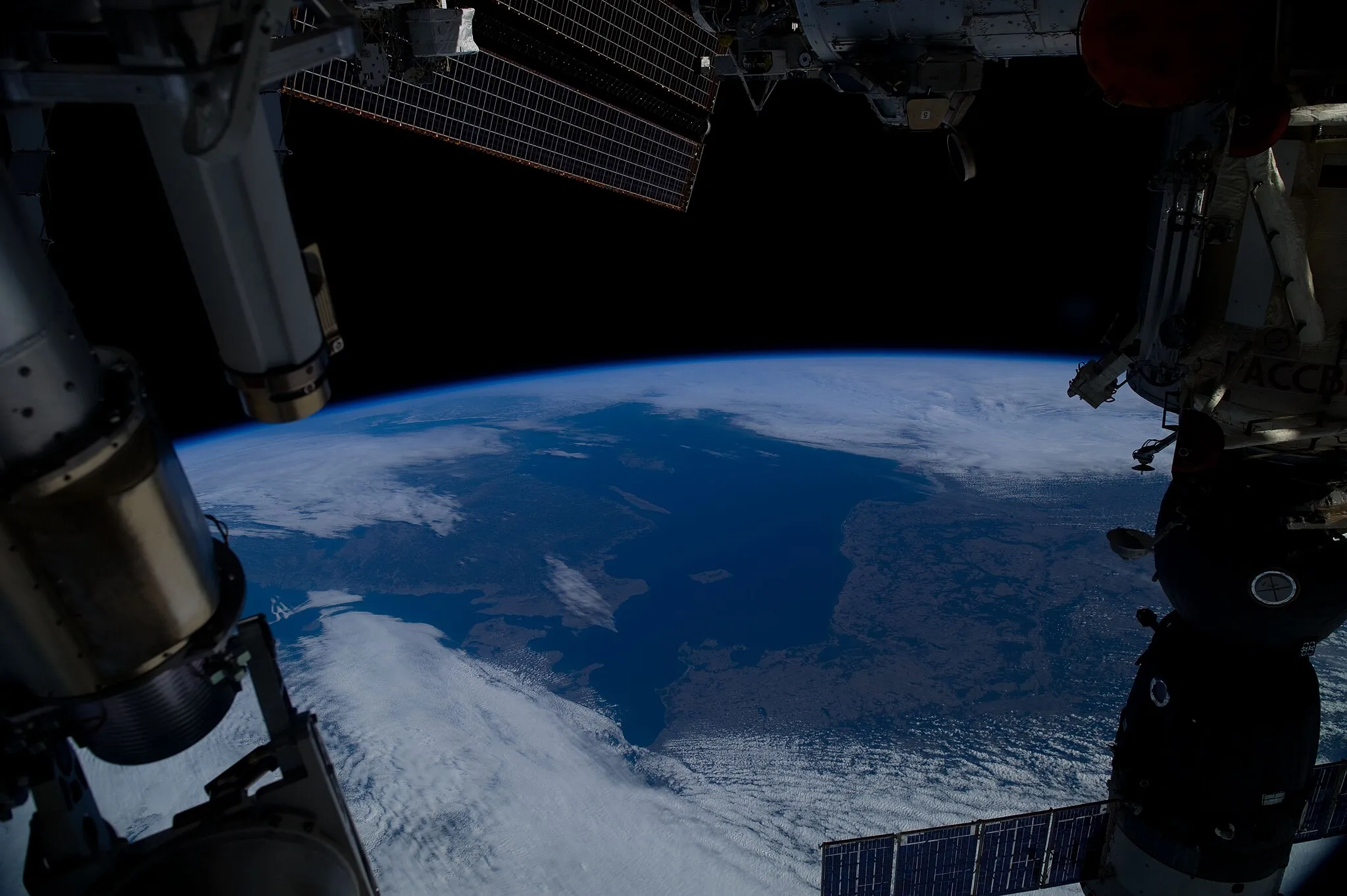 Photo showing: View of Earth taken during ISS Expedition 30.