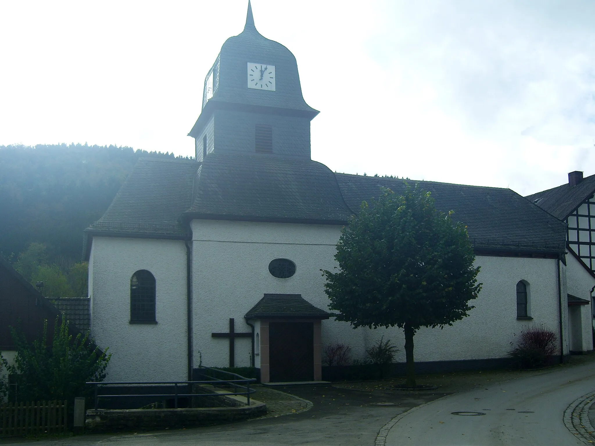 Photo showing: St. Antonius, Außenansicht, Medebach-Titmarighausen

This  image shows a heritage building in Germany, located in the North Rhine-Westphalian city Medebach (no. 20).