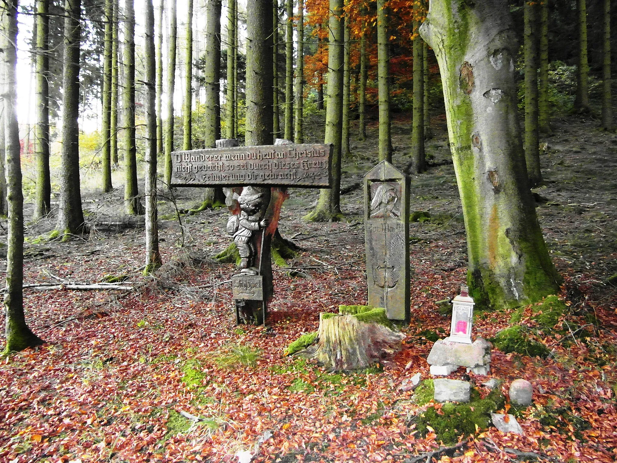 Photo showing: kunstvoll gestalteter Wegweiser im Wandergebiet an der Stöppel