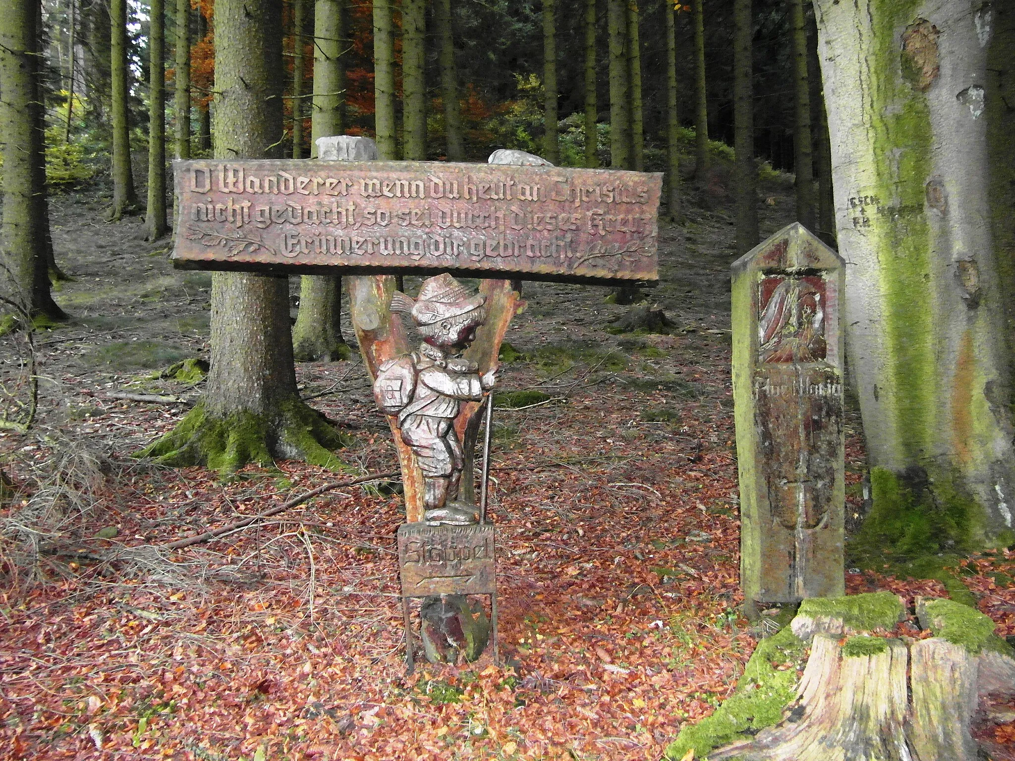 Photo showing: Kunstvoll gestalteter Wegweiser mit Inschrift