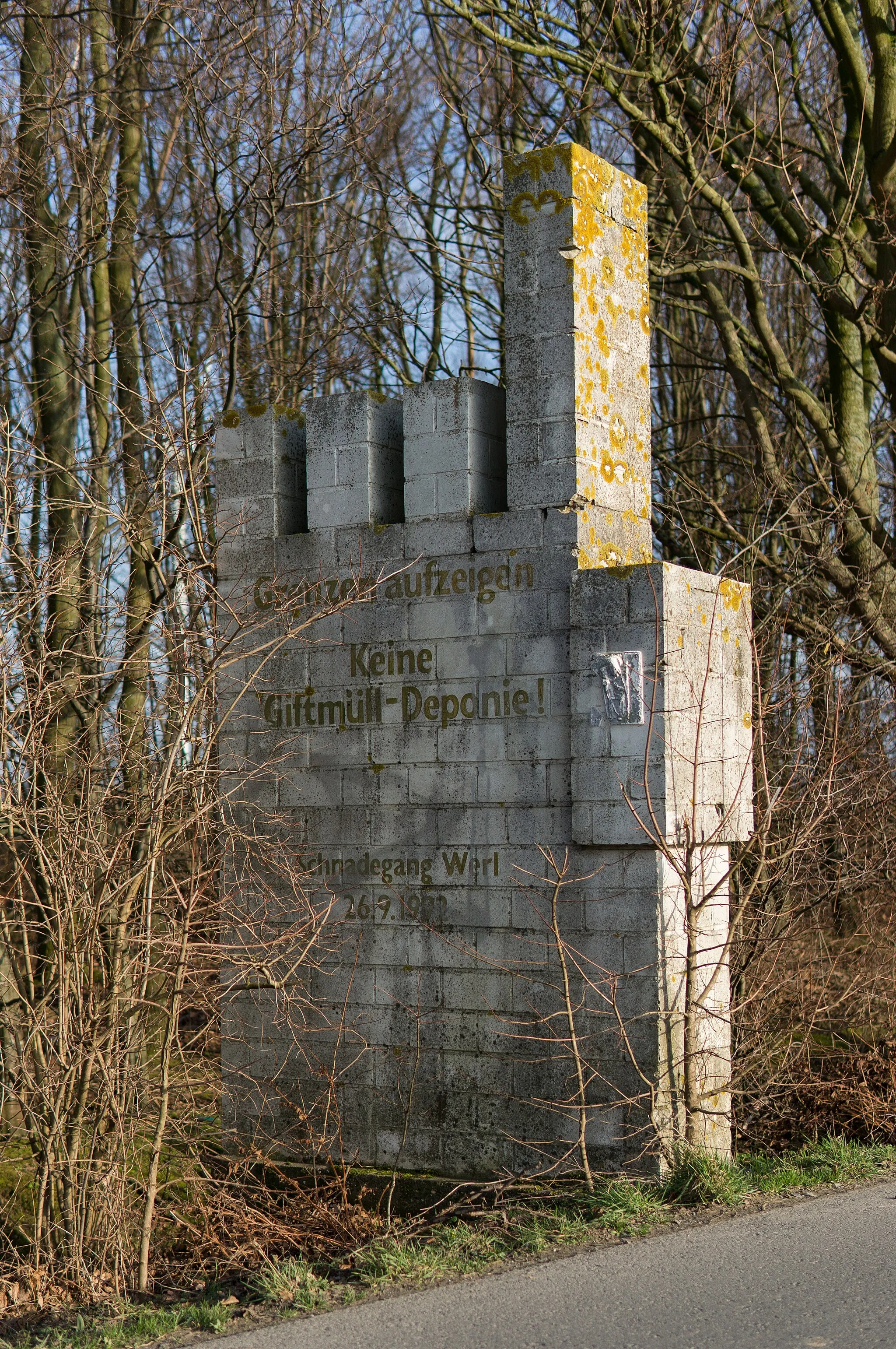 Photo showing: Mahnmal der Bürgerinitiave(n) gegen eine geplante Giftmülldeponie zwischen Hemmerde, Holtum und Hilbeck Anfang der 1990er (Mahnmal von 1992)
