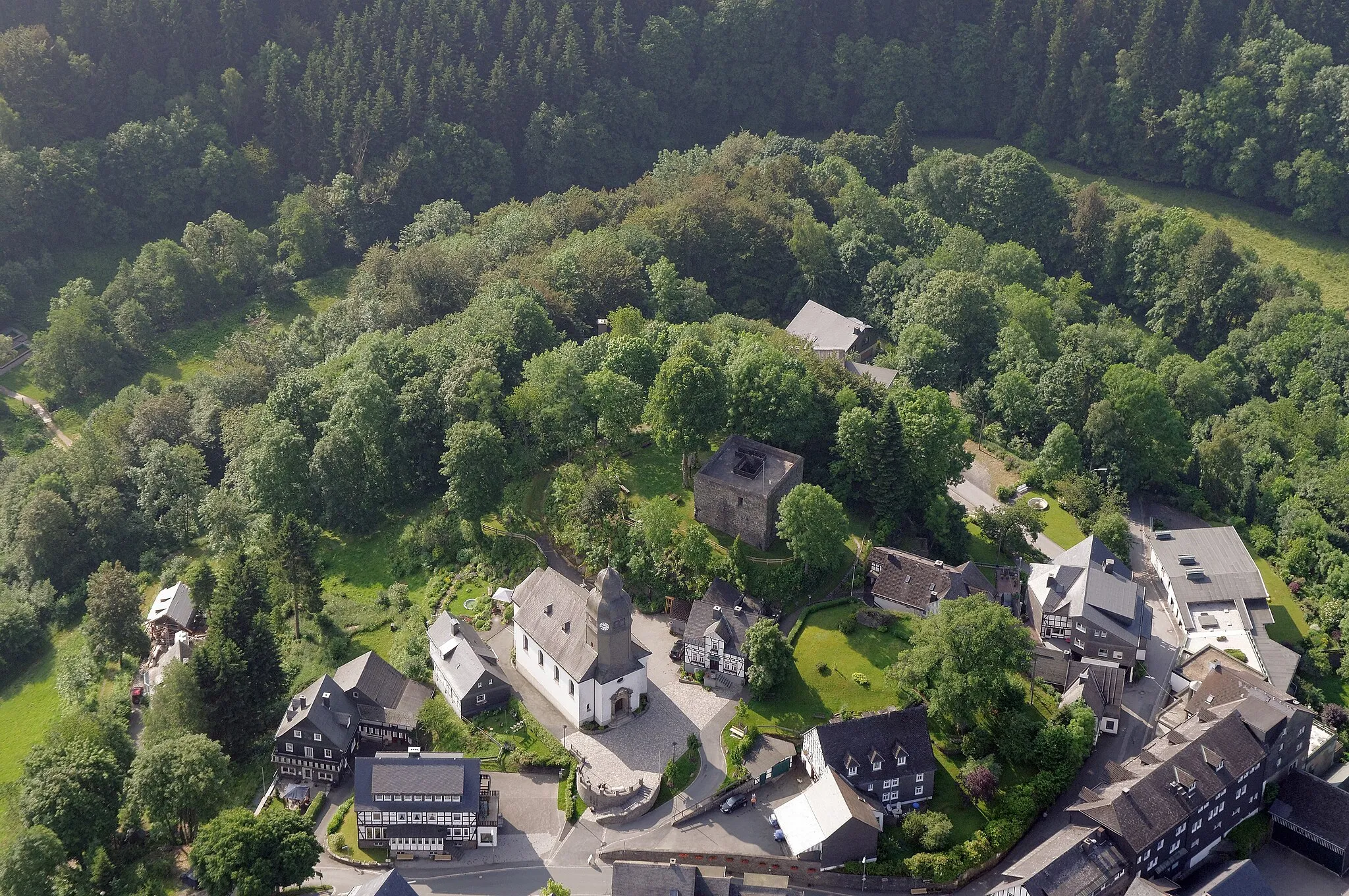 Photo showing: Fotoflug Sauerland-Ost; Nordenau, Schmallenberg: Kirche und Burg

The production, editing or release of this file was supported by the Community-Budget of Wikimedia Deutschland.
To see other files made with the support of Wikimedia Deutschland, please see the category Supported by Wikimedia Deutschland.
العربية ∙ বাংলা ∙ Deutsch ∙ English ∙ Esperanto ∙ français ∙ magyar ∙ Bahasa Indonesia ∙ italiano ∙ 日本語 ∙ македонски ∙ മലയാളം ∙ Bahasa Melayu ∙ Nederlands ∙ português ∙ русский ∙ svenska ∙ українська ∙ +/−