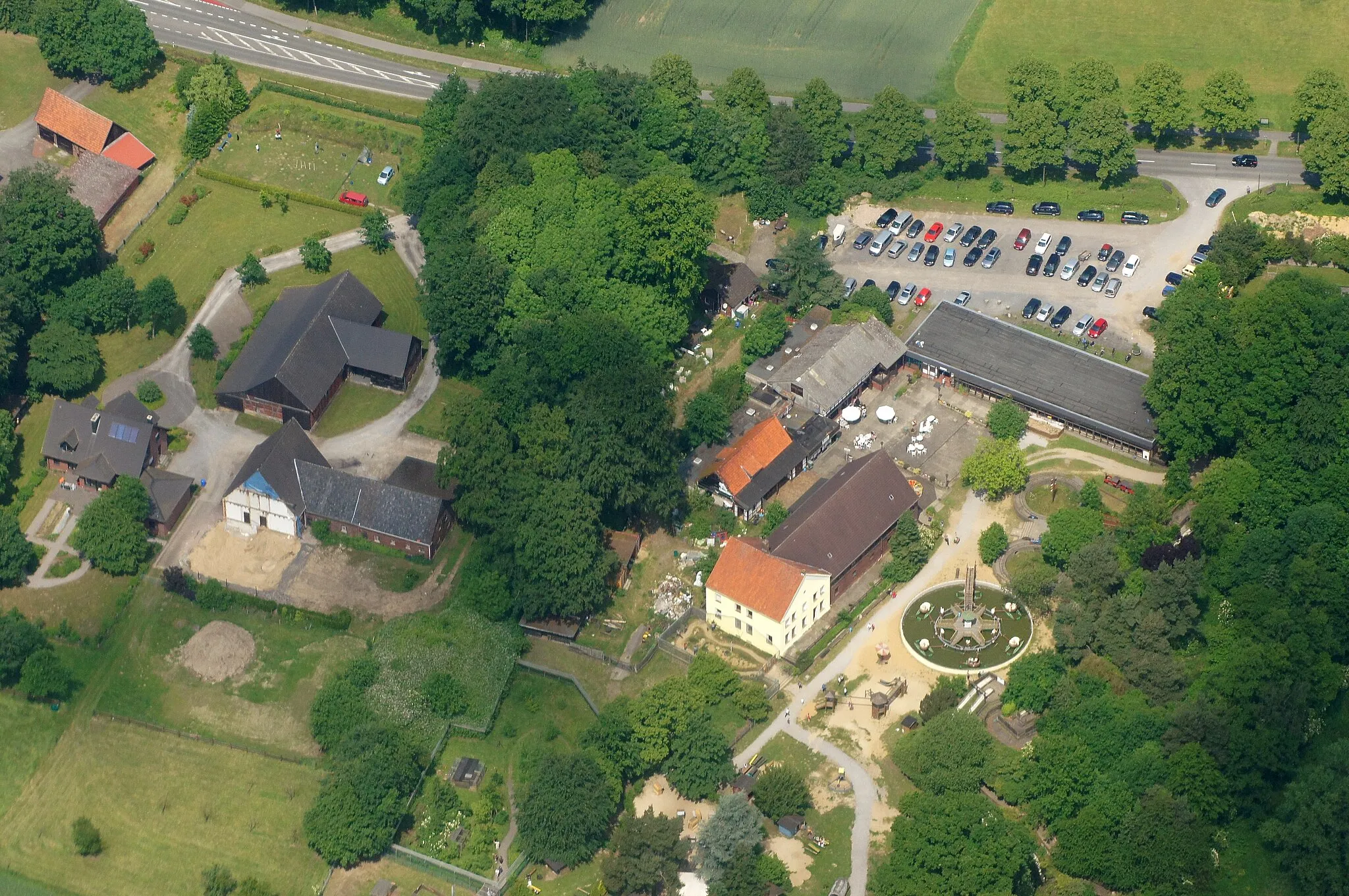 Photo showing: Gut Eversum, Olfen, Kreis Coesfeld, Nordrhein-Westfalen, Deutschland.
Das Bild entstand während des Münsterland-Fotoflugs am 1. Juni 2014.
Hinweis: Die Aufnahme wurde aus dem Flugzeug durch eine Glasscheibe hindurch fotografiert.