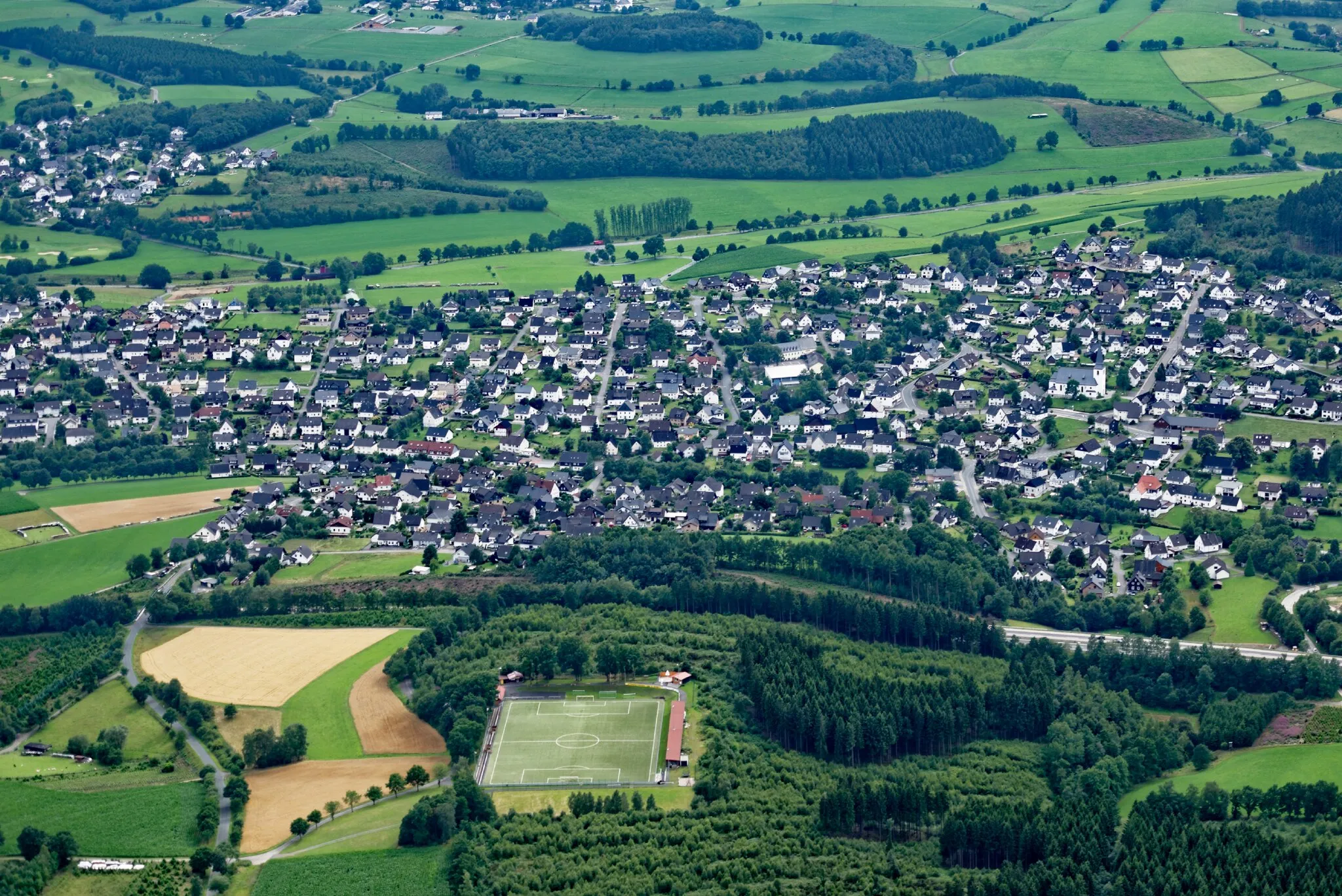 Photo showing: Fotoflug Sauerland West. Wendener Ortsteil Ottfingen mit Sportplatz; oben links Ortsteil Dornscheid; Bundesautobahn 45.