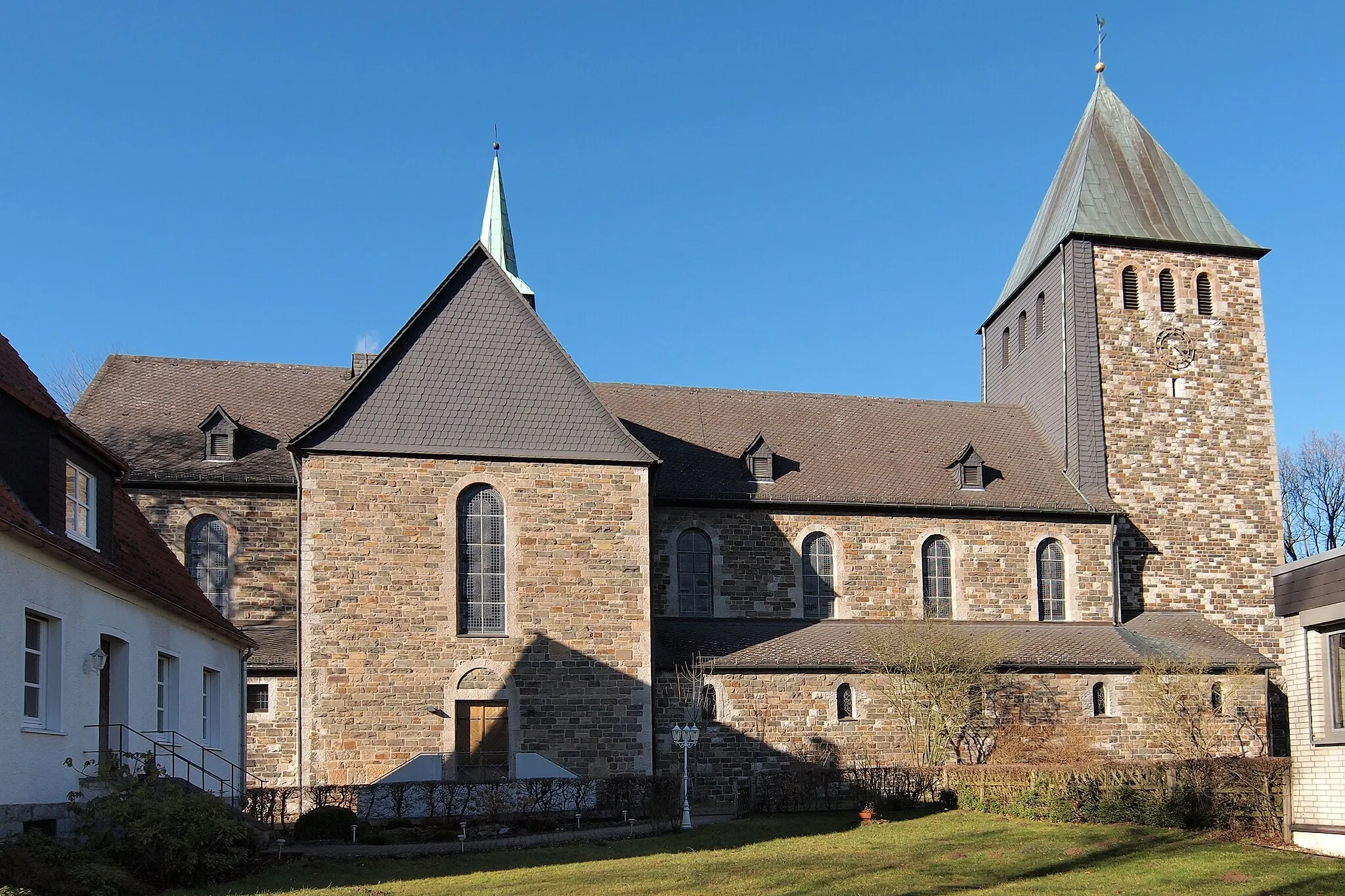 Photo showing: Niederense, katholische Kirche Sankt Bernhard, Südseite