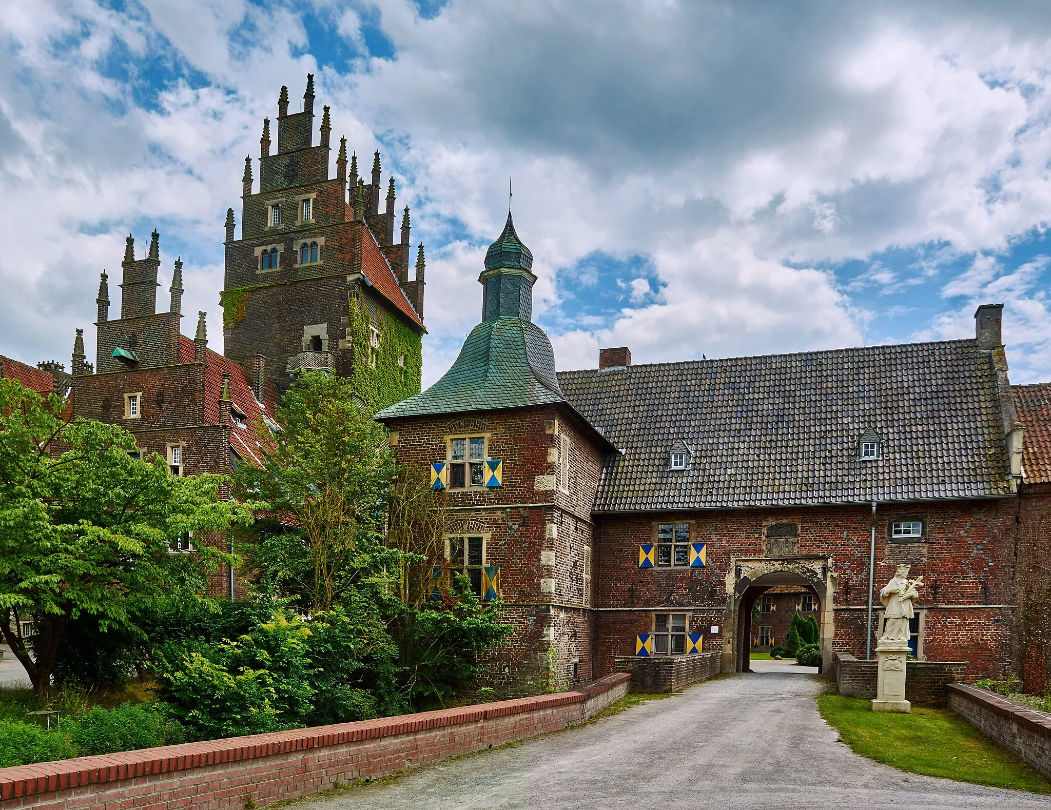 Photo showing: Schloss Heessen is a water castle in Hamm, North Rhine-Westphalia, Germany.