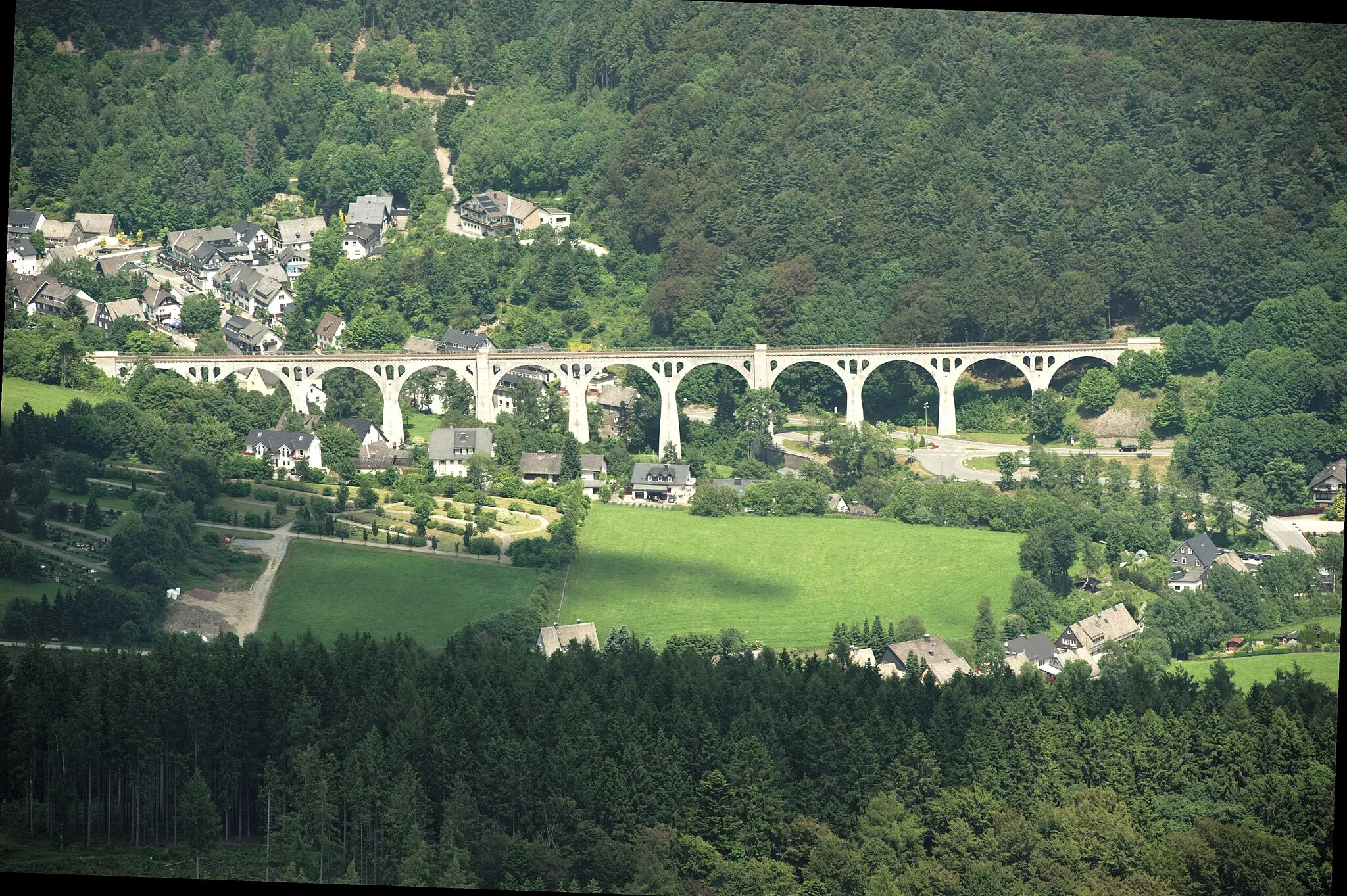 Photo showing: Fotoflug Sauerland-Ost; Viadukt Willingen

The production, editing or release of this file was supported by the Community-Budget of Wikimedia Deutschland.
To see other files made with the support of Wikimedia Deutschland, please see the category Supported by Wikimedia Deutschland.
العربية ∙ বাংলা ∙ Deutsch ∙ English ∙ Esperanto ∙ français ∙ magyar ∙ Bahasa Indonesia ∙ italiano ∙ 日本語 ∙ македонски ∙ മലയാളം ∙ Bahasa Melayu ∙ Nederlands ∙ português ∙ русский ∙ svenska ∙ українська ∙ +/−