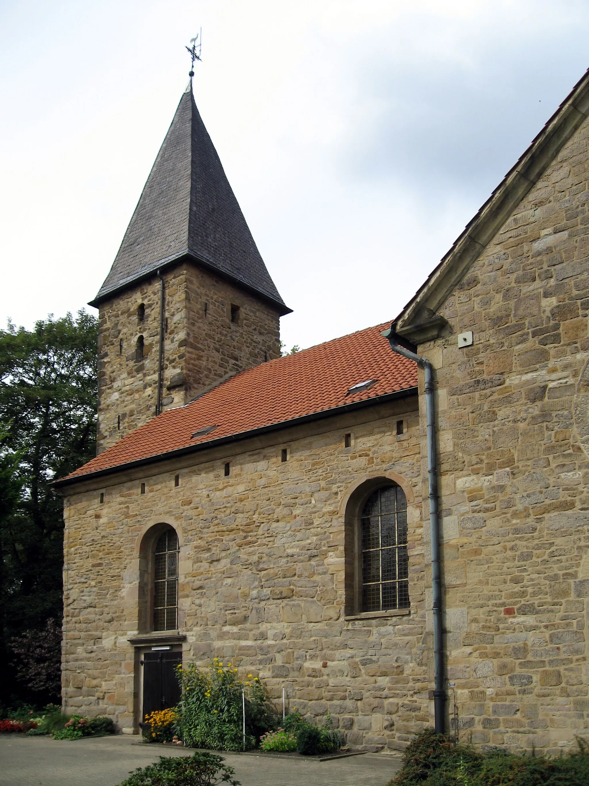 Photo showing: Dortmund-Eichlinghofen, evangelische Kirche,Hallenkirche mit Westturm, Mitte 13. Jh., um 1899 Querschiff, Osterweiterung, romanische Portale und Fenster

Südansicht, Turm