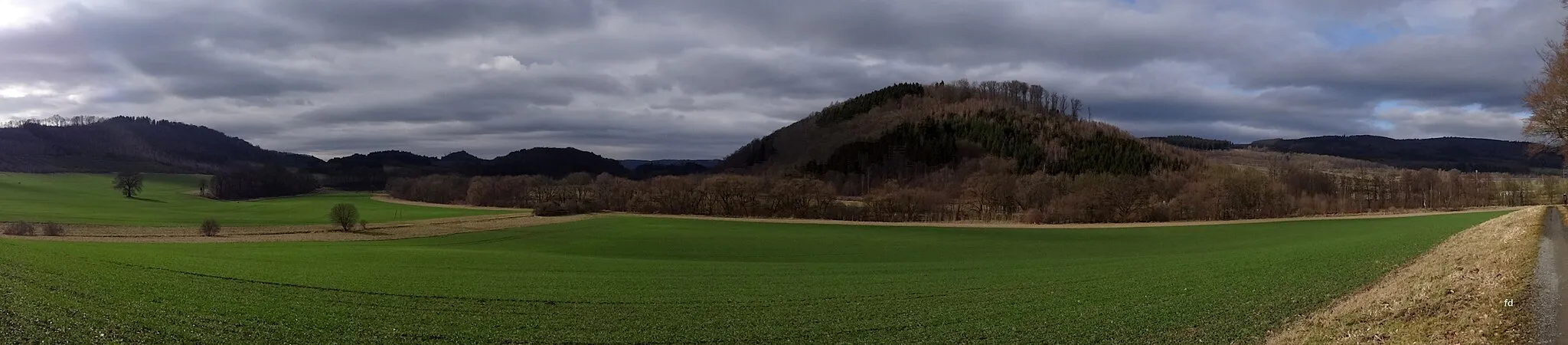 Photo showing: Panorama Ruhrtal Laer - Stockhausen mit NSG Schneisenberg (Hügel rechts)