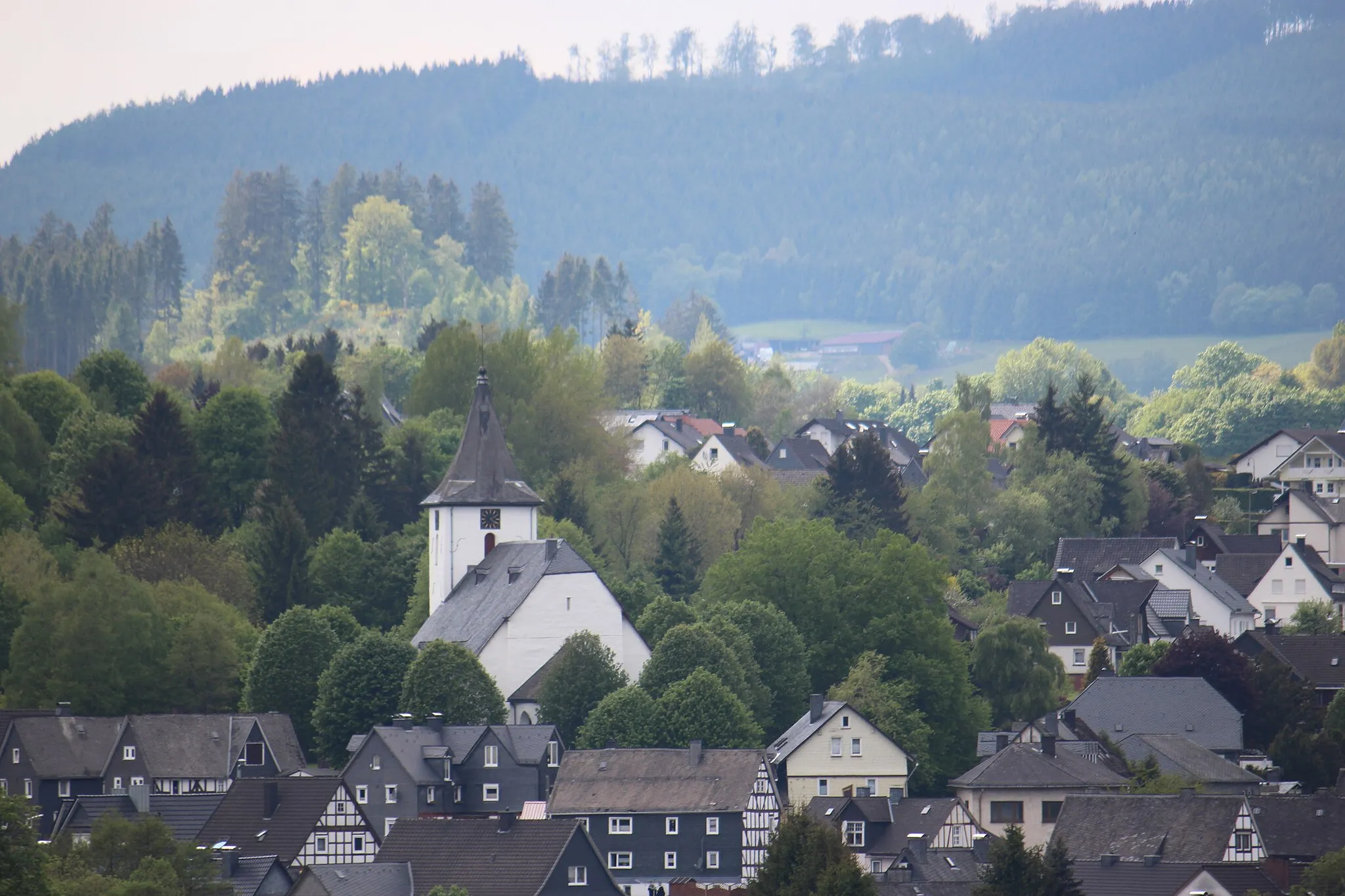 Photo showing: View on the protestant church of Feudingen (Evangelische Kirche Feudingen), NRW, Germany.