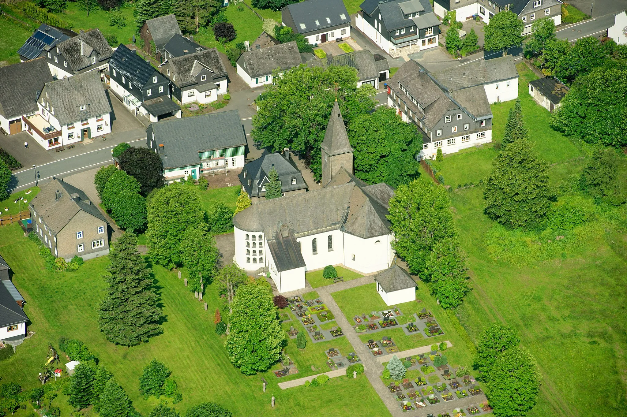 Photo showing: Fotoflug Sauerland-Ost, Winterberg-Neuastenberg, St. Laurentius