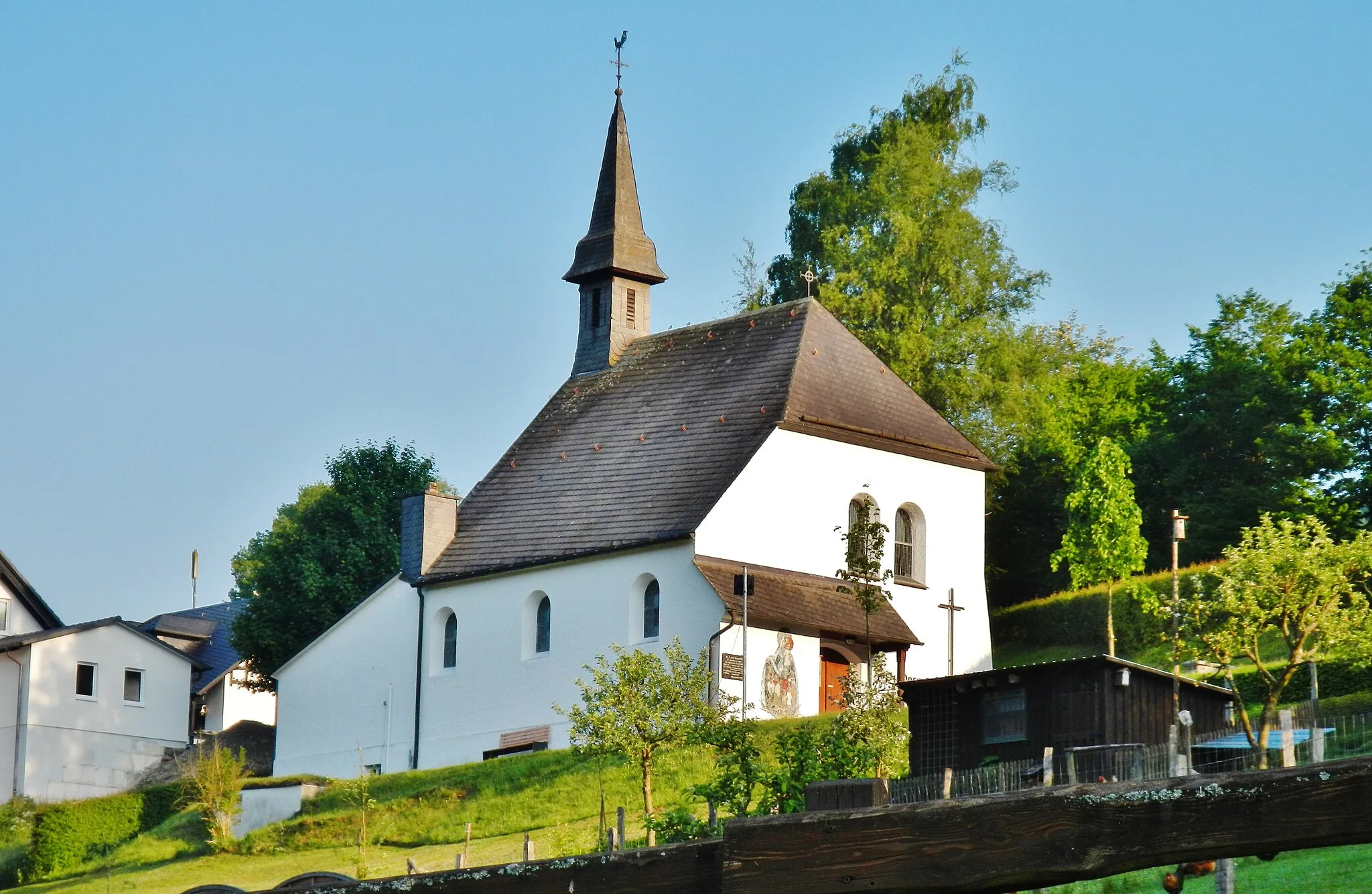 Photo showing: St. Josef Kapelle, in Schmallenberg-Latrop, Filialkirche der Kath. Kirchengemeinde Grafschaft (1906-1907) vom Dombaumeister zu Aachen (Prof. Josef Buchkremer)