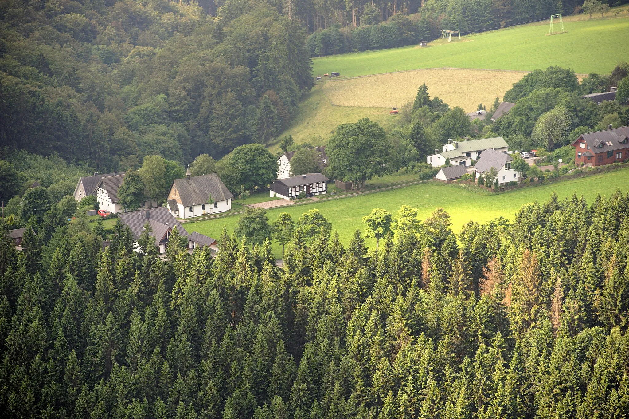 Photo showing: Fotoflug Sauerland-Ost, Schmallenberg-Schanze, Kapelle und Skilift

The production, editing or release of this file was supported by the Community-Budget of Wikimedia Deutschland.
To see other files made with the support of Wikimedia Deutschland, please see the category Supported by Wikimedia Deutschland.
العربية ∙ বাংলা ∙ Deutsch ∙ English ∙ Esperanto ∙ français ∙ magyar ∙ Bahasa Indonesia ∙ italiano ∙ 日本語 ∙ македонски ∙ മലയാളം ∙ Bahasa Melayu ∙ Nederlands ∙ português ∙ русский ∙ svenska ∙ українська ∙ +/−