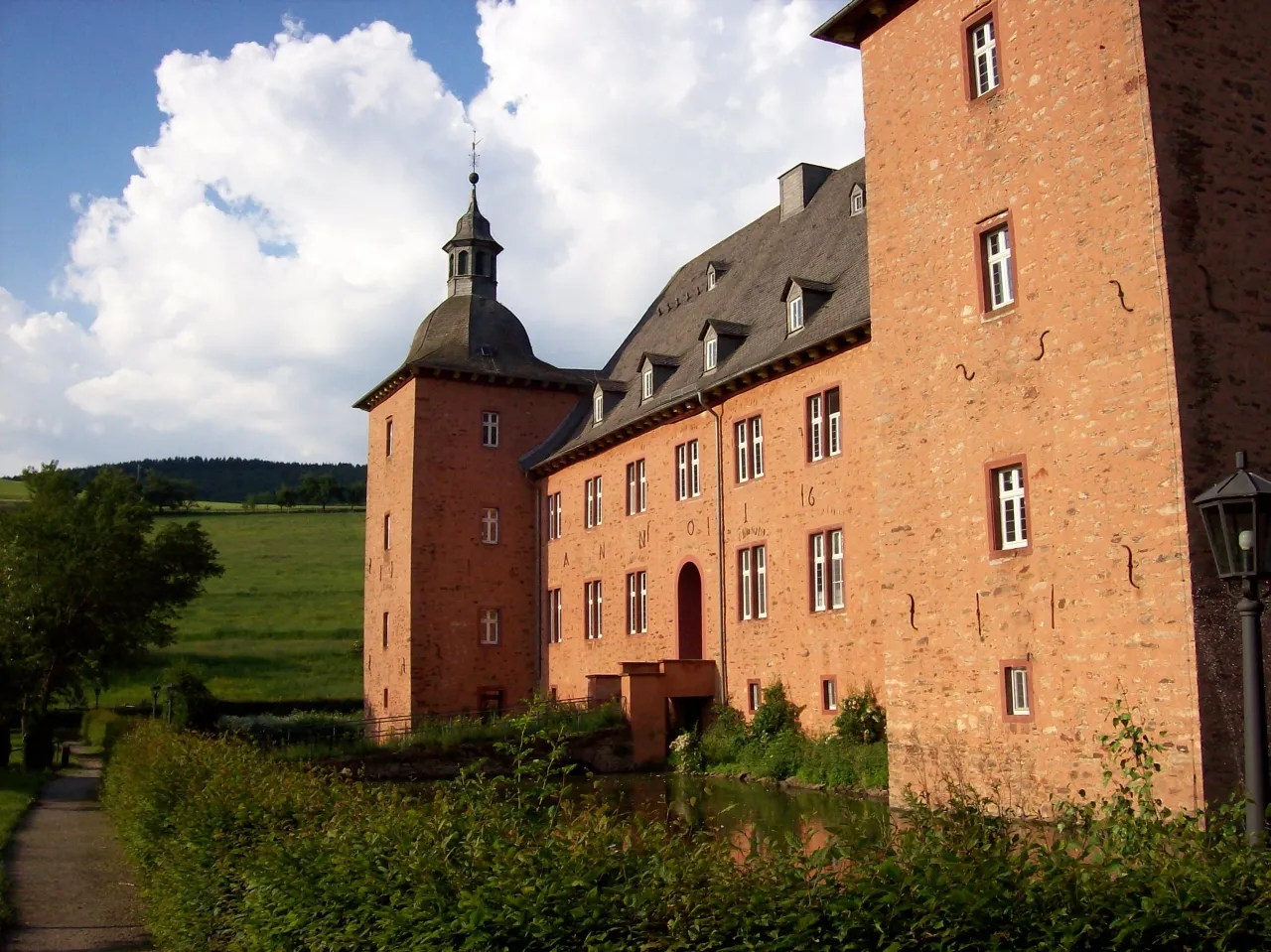 Photo showing: Adolfsburg, Kirchhundem-Oberhundem (Germany), Hauptgebäude, Westansicht