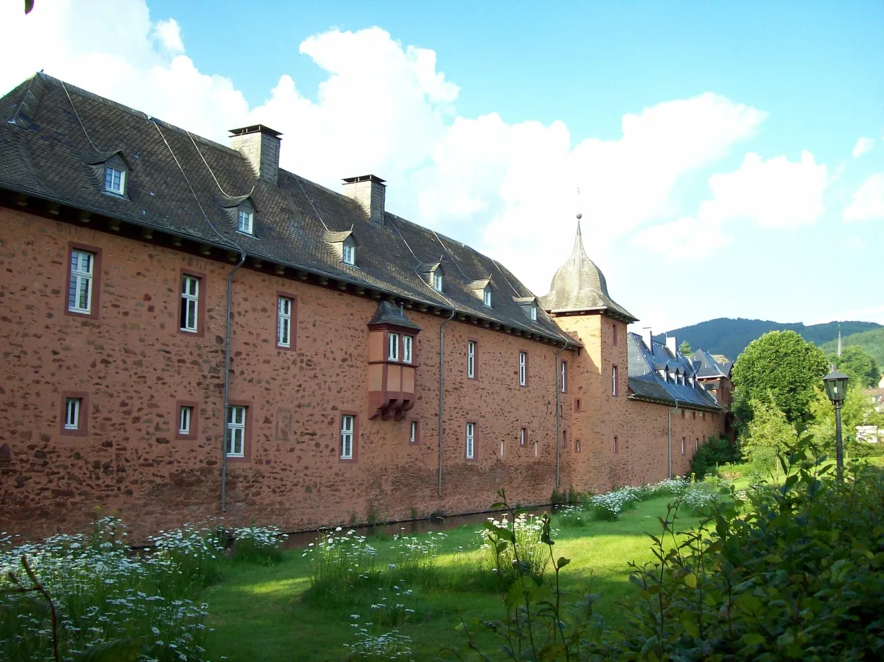 Photo showing: Adolfsburg, Kirchhundem-Oberhundem (Germany), Ansicht auf das Südgebäude