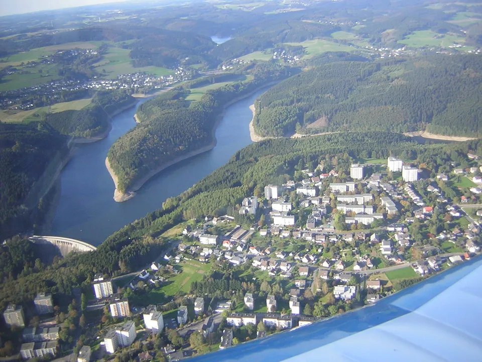Photo showing: Aerial view - Bergneustadt - Hackenberg to the right of Aggertal dam, on the left Hackenberg west share.