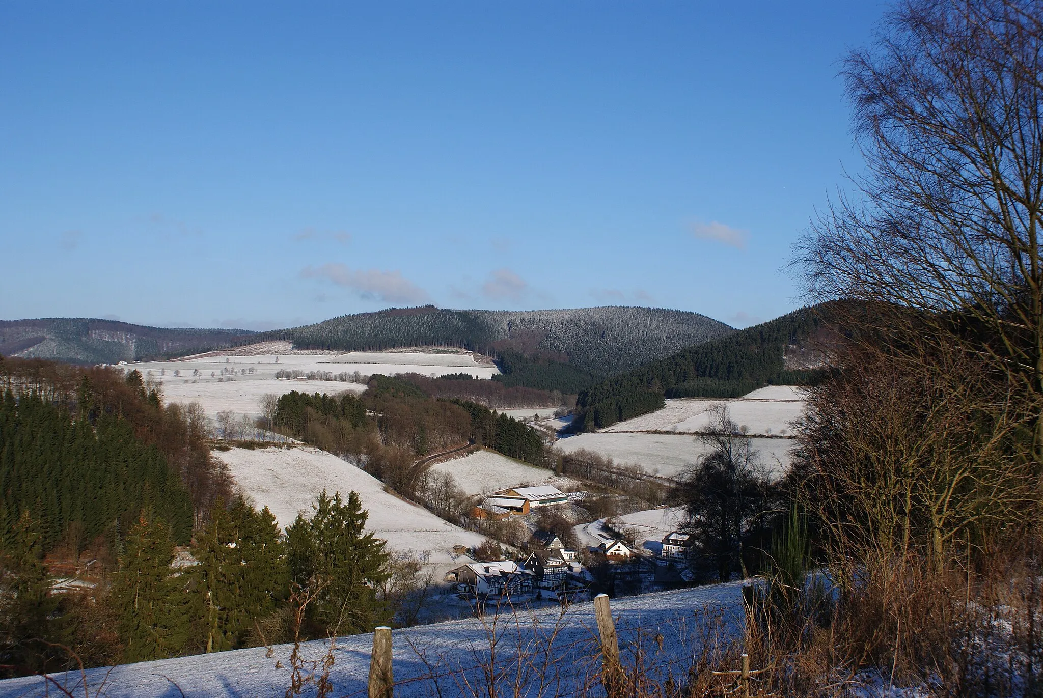 Photo showing: Blick vom "Weissen Kreuz" auf Niedersorpe und den Ohlberg