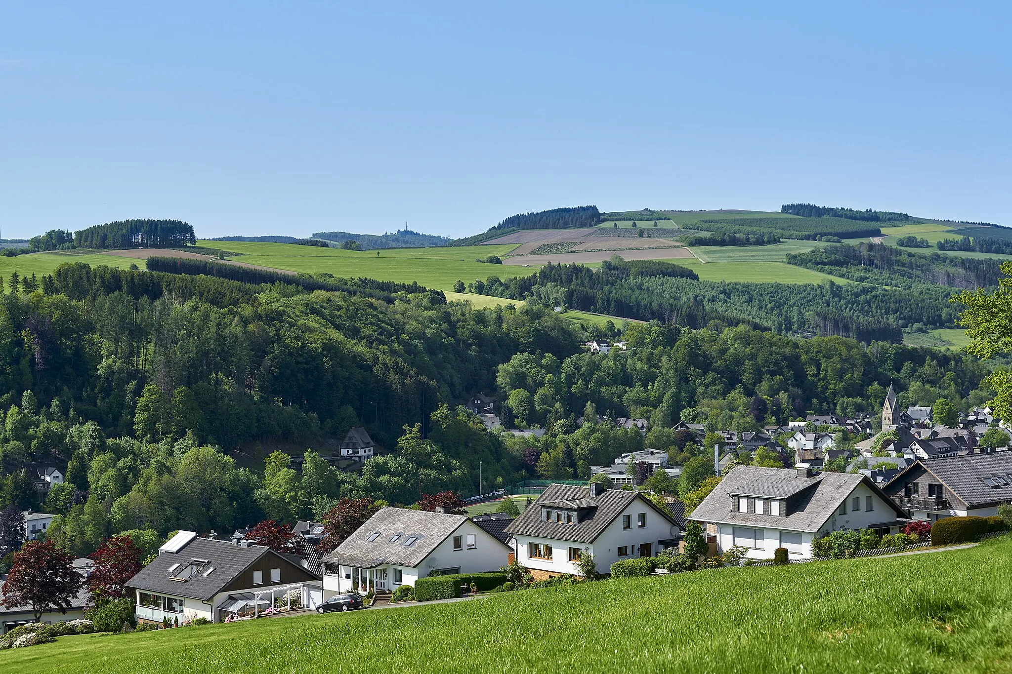 Photo showing: Siedlinghausen is a district of the municipality of Winterberg in the Rothaargebirge (mountain range) in the Sauerland region. The architecture of Siedlinghausen reflects traditional German half-timbered houses and buildings that present the local heritage.