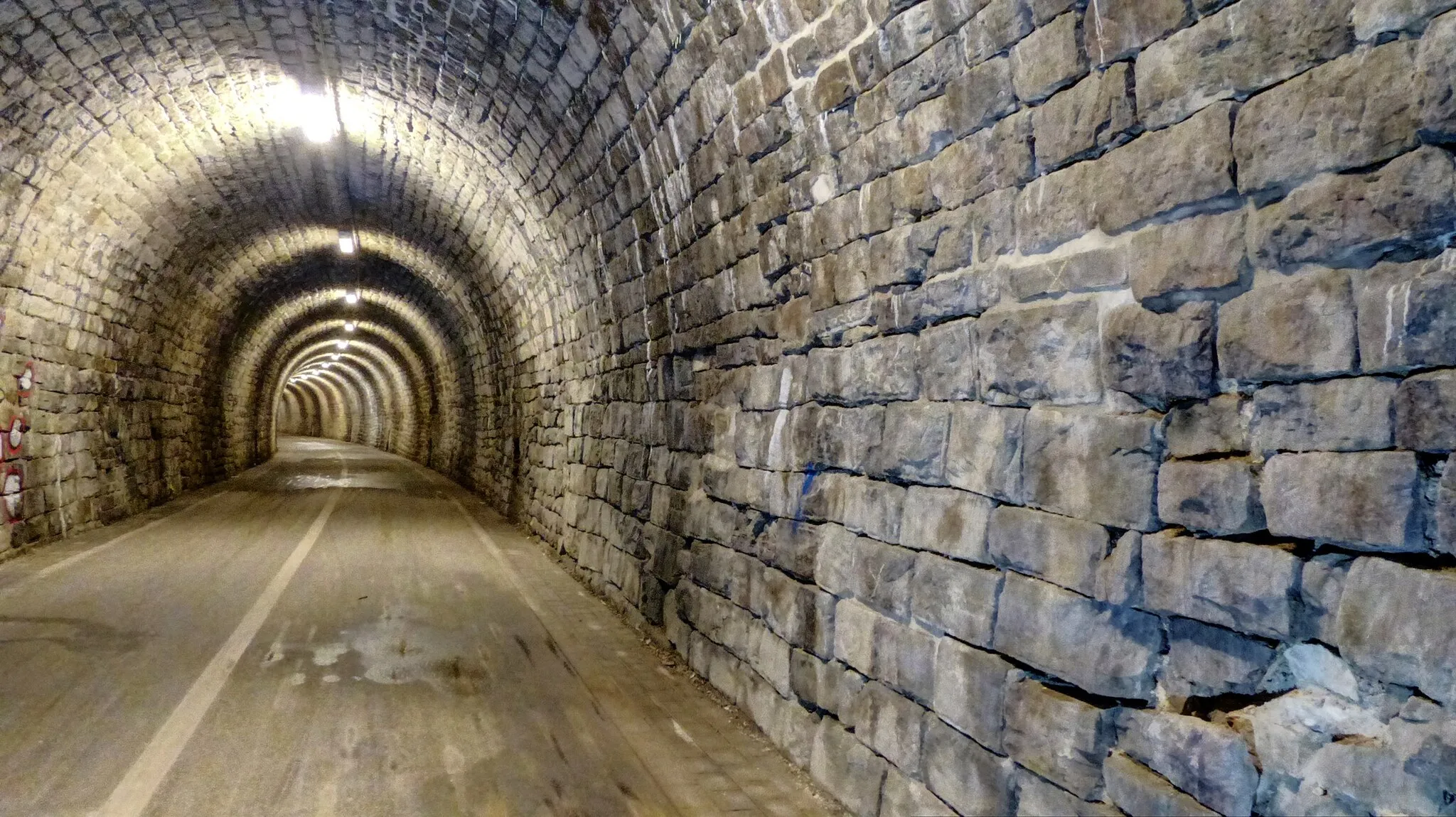 Photo showing: Schulenbergtunnel, ehemaliger Eisenbahntunnel in Hattingen, heute Radweg