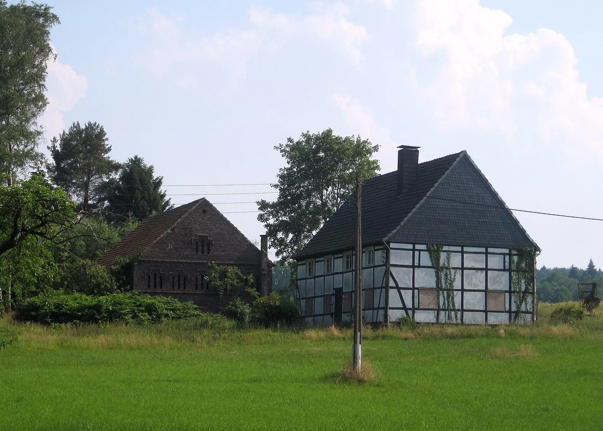 Photo showing: Hofanlage, Frühlingsufer 1 in Iserlohn. Baujahr Wohn- und Wirtschaftsgebäude, Backsteinscheune um 1850, Scheune 1900.