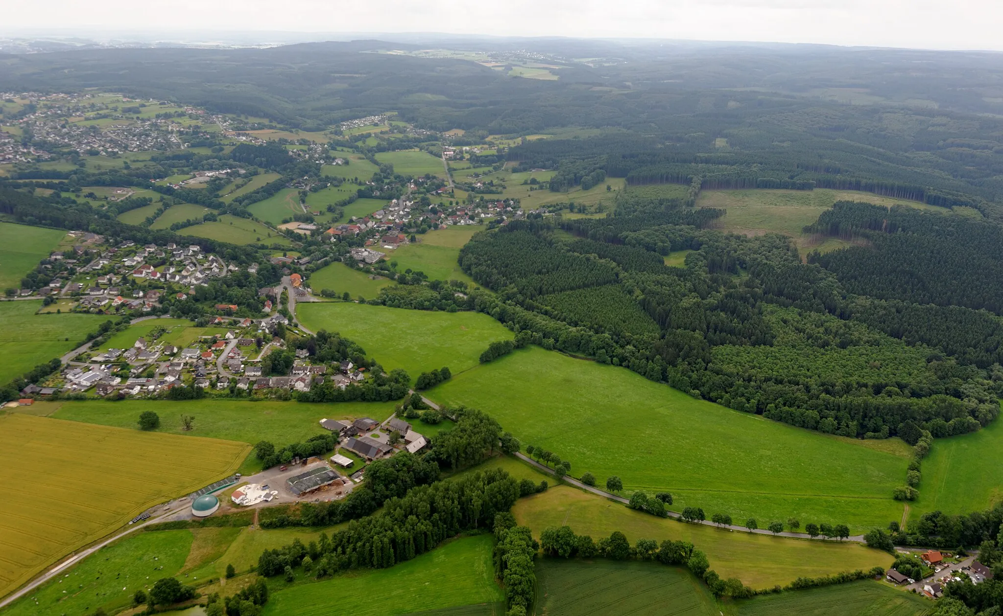 Photo showing: Fotoflug Sauerland Nord. Möhnesee-Niederbergheim, Naturschutzgebiet Möhnetal, Arnsberger Wald, Links Warstein-Allagen, Blickrichtung Südost. Am rechten Bildrand Möhnesee-Völlinghausen.