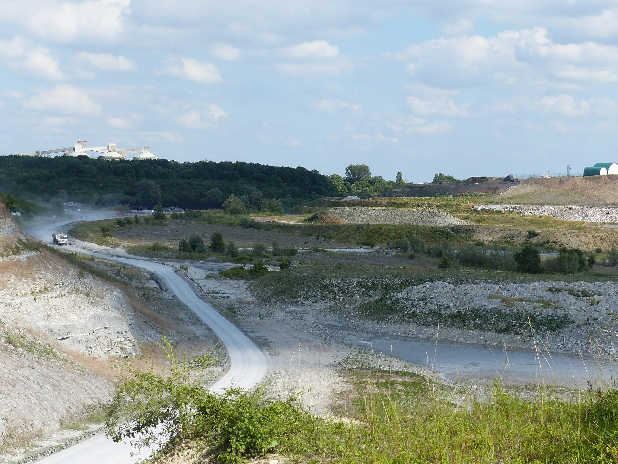 Photo showing: Beckumer Berge, Kalkgrube des Zementwerks Ennigerloh