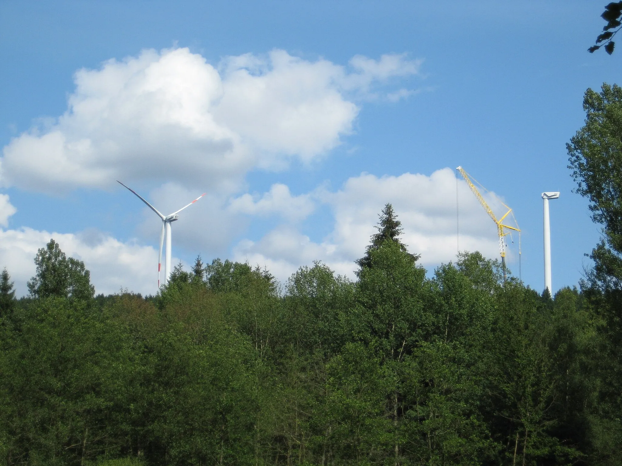 Photo showing: Montagearbeiten der Windräder auf Gilsbacher Gebiet am Hang der Kalteiche am 26. Juli 2009.
