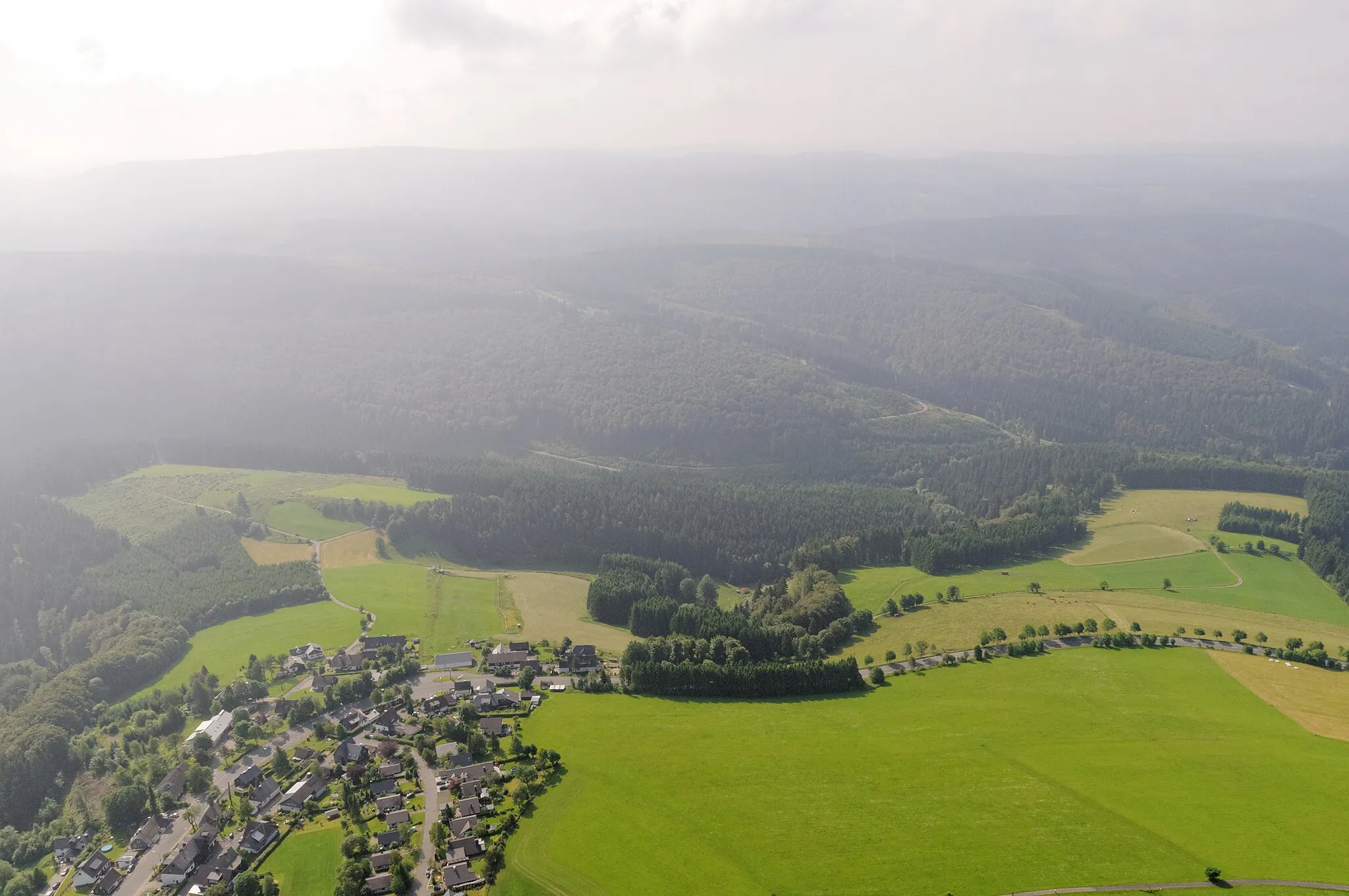 Photo showing: Fotoflug Sauerland-Ost: Südliches Langewiese, Blick Richtung Südosten

The production, editing or release of this file was supported by the Community-Budget of Wikimedia Deutschland.
To see other files made with the support of Wikimedia Deutschland, please see the category Supported by Wikimedia Deutschland.
العربية ∙ বাংলা ∙ Deutsch ∙ English ∙ Esperanto ∙ français ∙ magyar ∙ Bahasa Indonesia ∙ italiano ∙ 日本語 ∙ македонски ∙ മലയാളം ∙ Bahasa Melayu ∙ Nederlands ∙ português ∙ русский ∙ svenska ∙ українська ∙ +/−