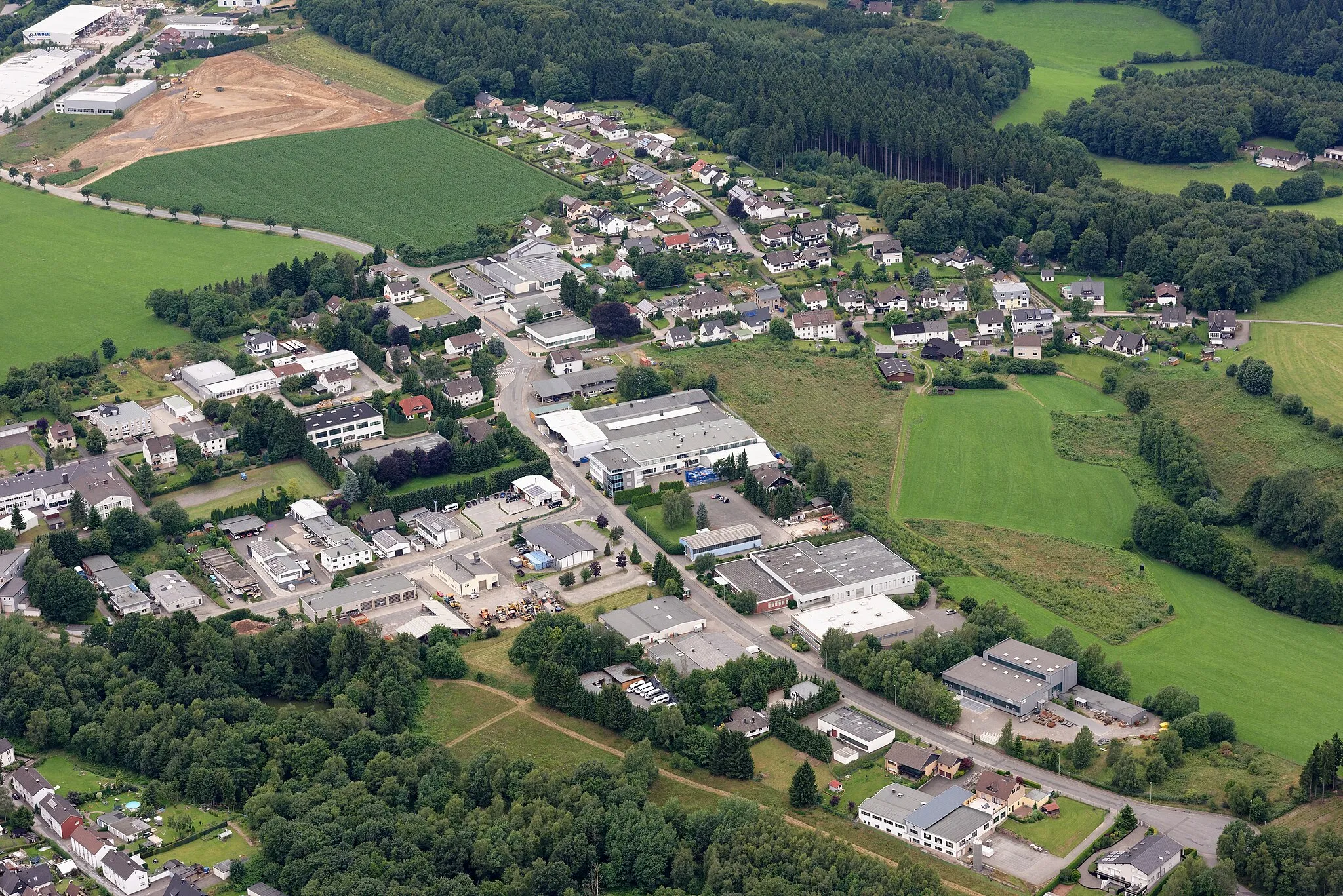 Photo showing: Luftaufnahme: Halveraner Gewerbegebiet Oststraße; darüber Oberlangenscheid, Nordrhein-Westfalen