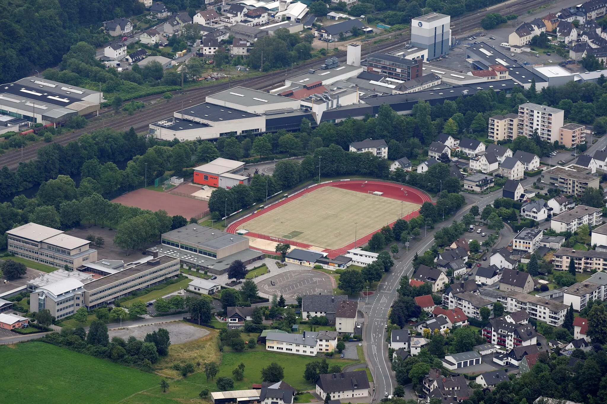 Photo showing: Fotoflug Sauerland Nord. Plettenberg-Böddinghausen, Lenne, Lenne-Stadion, Ruhr-Sieg-Strecke, Bundesstraße 236, Blickrichtung Nordost