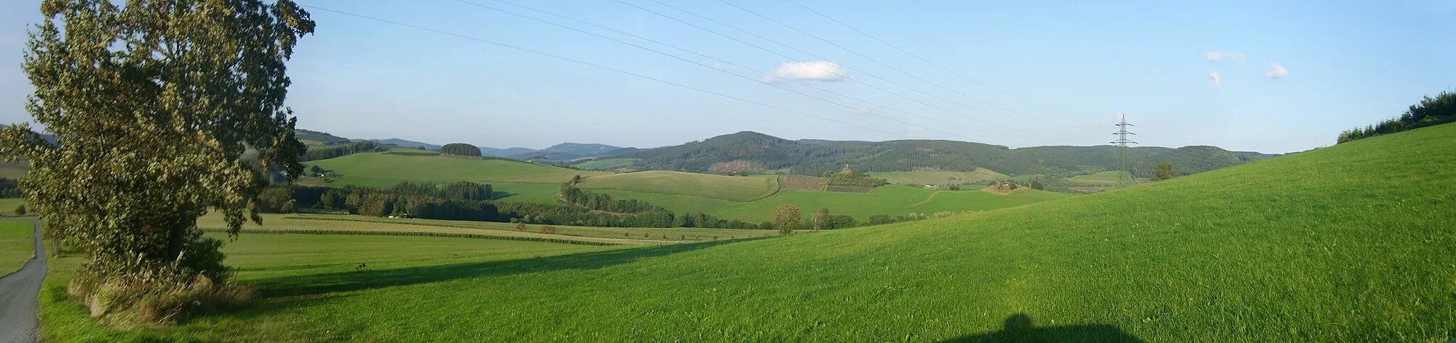 Photo showing: Blick vom Südostrand der Bödefelder Mulde oberhalb Altenfelds auf den Kahlenberg (732,8 m; 4 km entfernt), dem Nordgipfel des Rückens der Nordhelle (792,6 m); knapp verdeckt ist rechts der Zwischengipfel Hoher Hagen (729,6 m). Links davon der Istenberg (728 m; 10,6 km) mit dem Feldstein (756 m; 10,4 km) links. Weiter links und teils verdeckt der Heidkopf (715,3 m; 10,2 km). Zwischen Aufnahmeort und den Bergen liegt das Tal der Neger.

– siehe Udeuschle