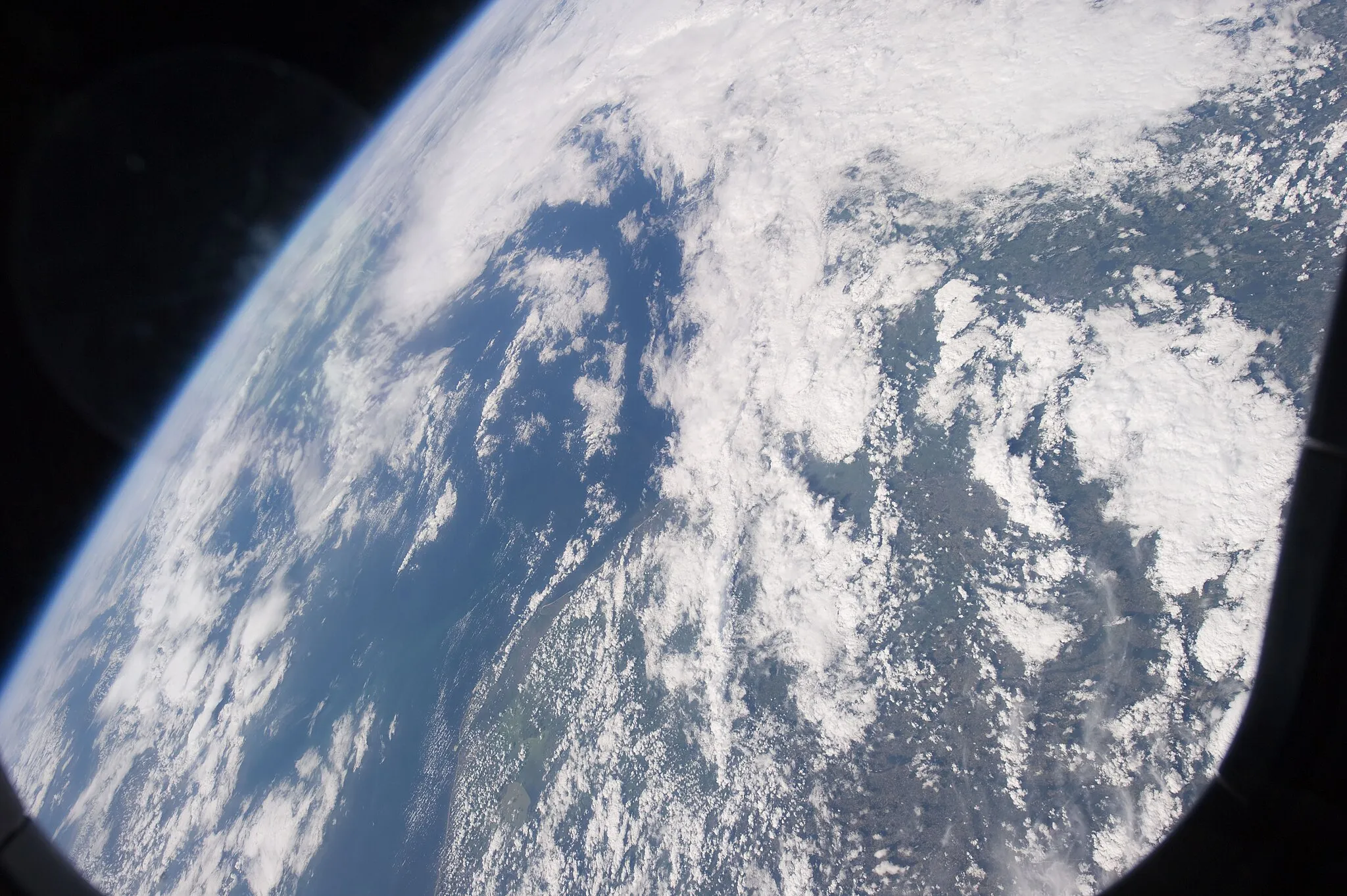 Photo showing: View of Earth from STS-135