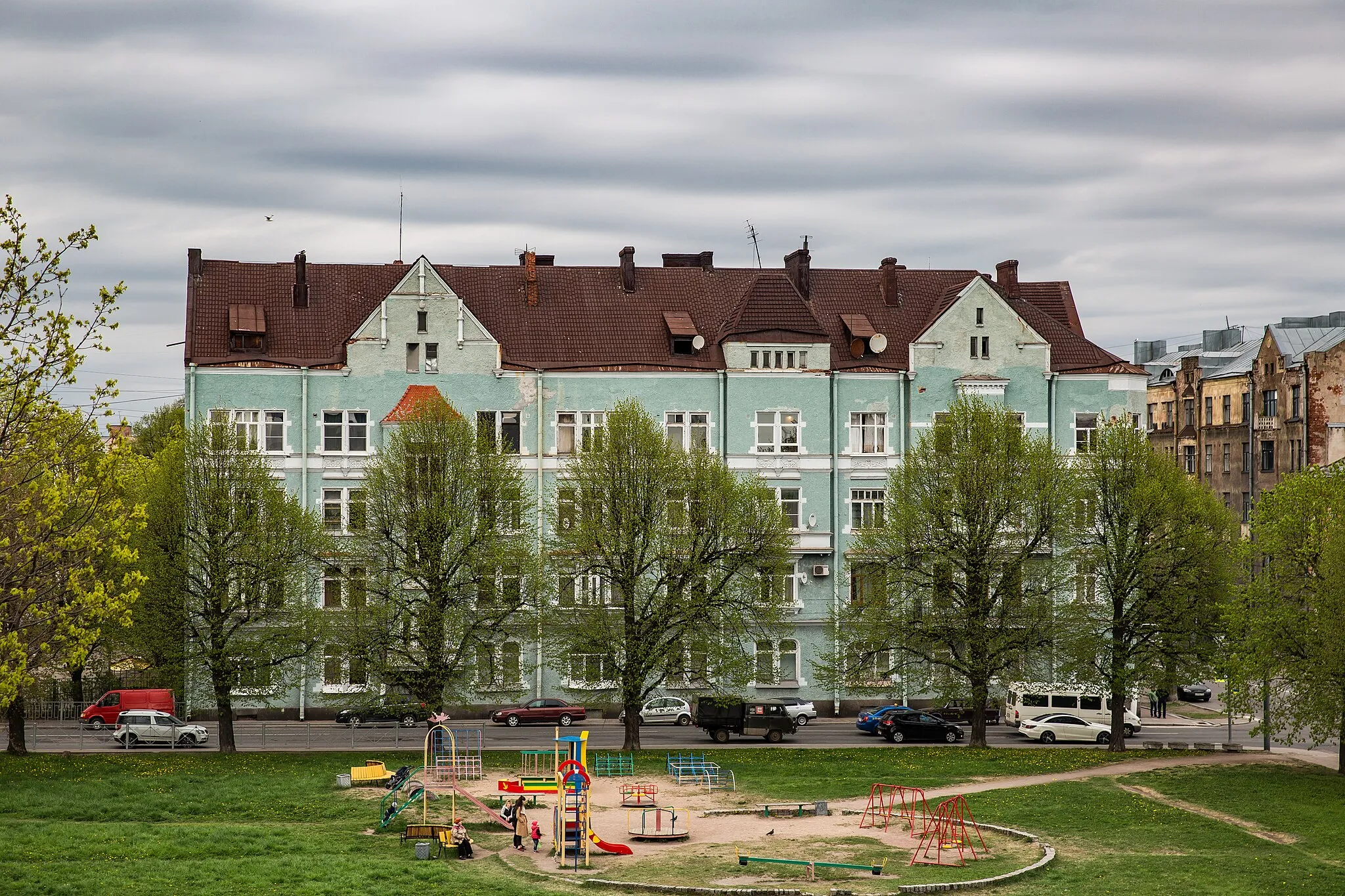 Photo showing: Vyborg, Karelian Isthmus, Russia

Karelian Isthmus was part of Finland before the WW2. After the war it was ceded to Soviet Union. These buildings are from the Finnish period and they are designed by Finnish architects. Some of them have been repaired, but some are in poor condition.