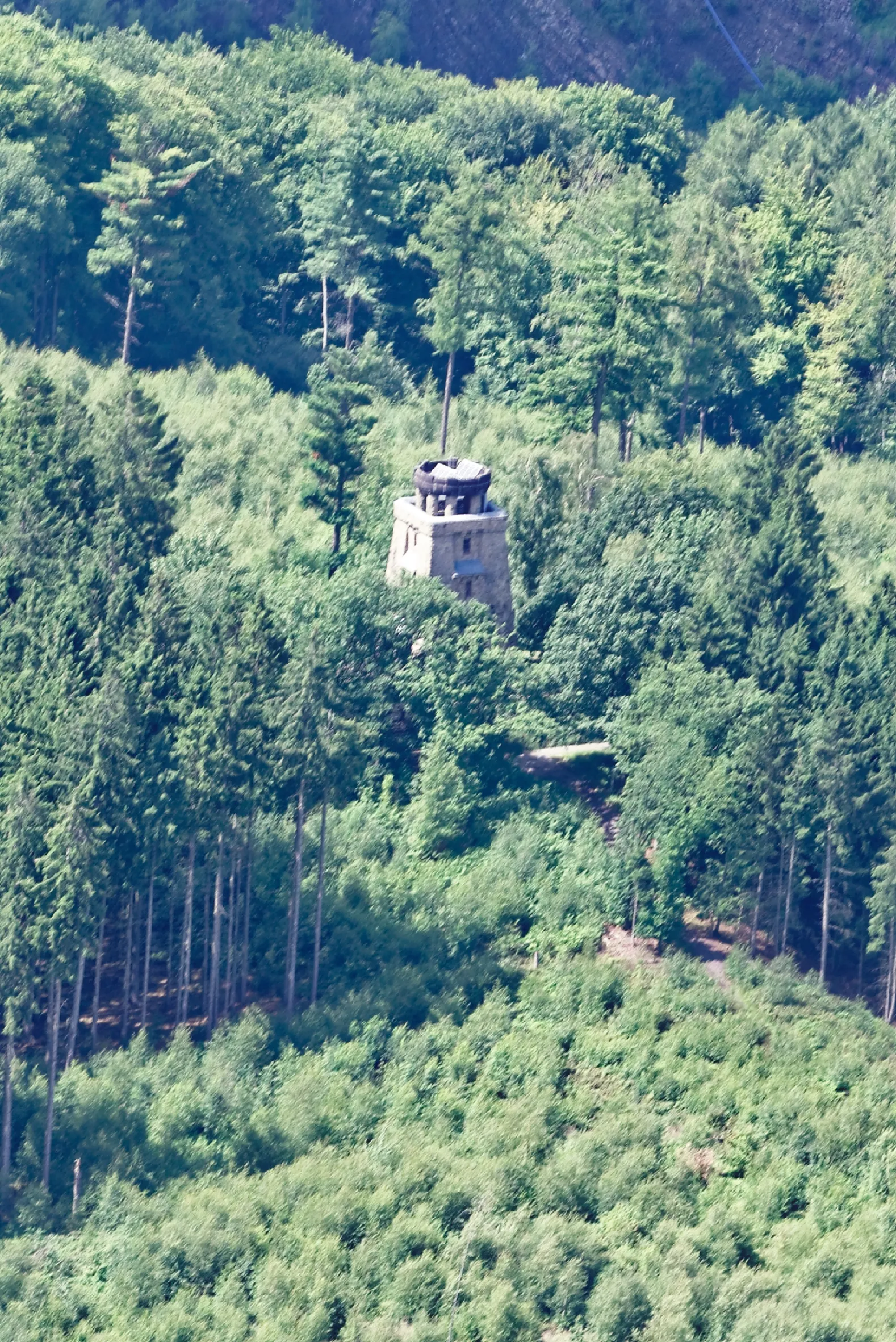 Photo showing: Fotoflug Sauerland West. Luftaufnahme: Bismarckturm im Seilerwald, nordöstlich des Seilersees in Iserlohn.