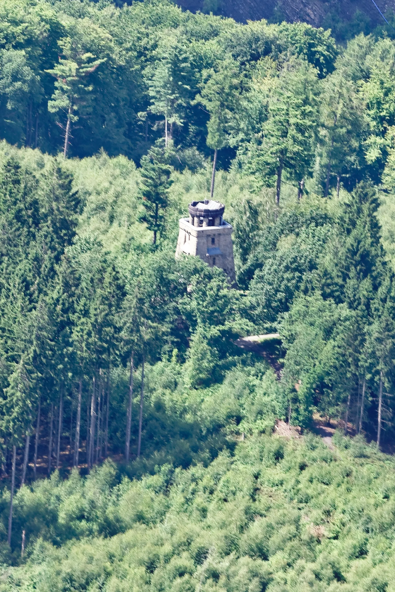 Photo showing: Fotoflug Sauerland West. Luftaufnahme: Bismarckturm im Seilerwald, nordöstlich des Seilersees in Iserlohn.