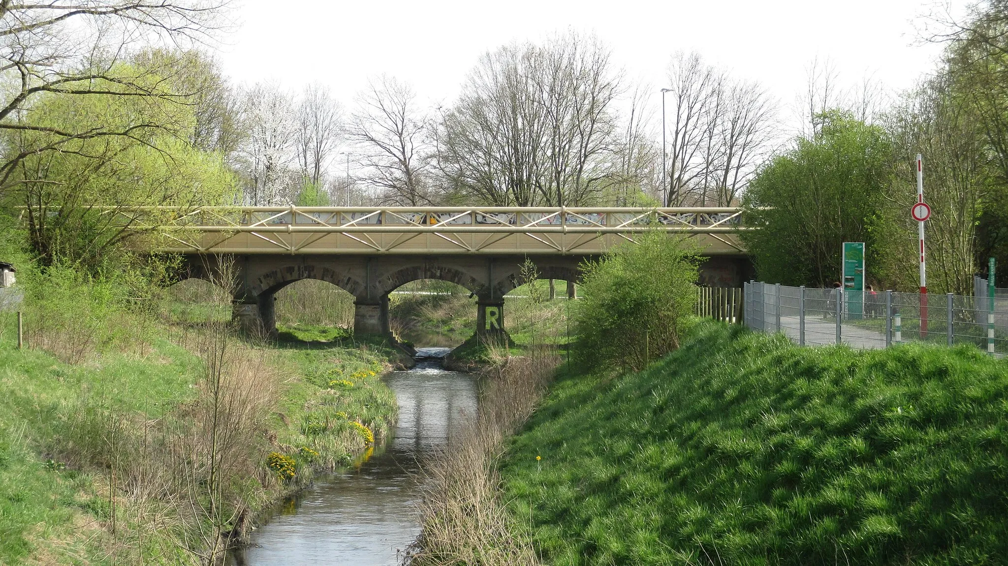 Photo showing: Bahnbrücke über die Seseke