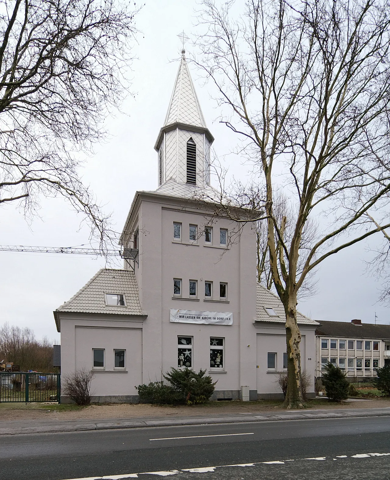 Photo showing: Ehemalige Evangelische Gustav-Adolf-Kirche in Dortmund-Deusen. Die Kirche ist an einen Trägerverein übergegangen, jedoch nicht entwidmet, so daß sie weiterhin für Gottesdienste zu besonderen Anlässen zur Verfügung steht. Umbau und Erweiterung zu einem örtlichen begegnungszentrum in den jahren 2009/2010