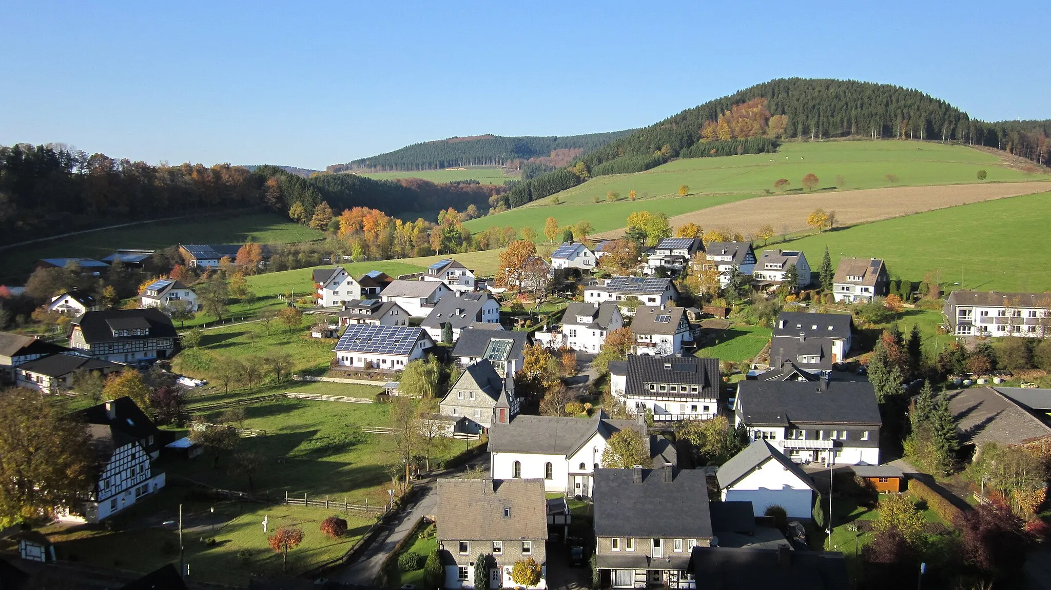 Photo showing: Blick auf Niedersorpe und den Burgberg im Herbst 2010