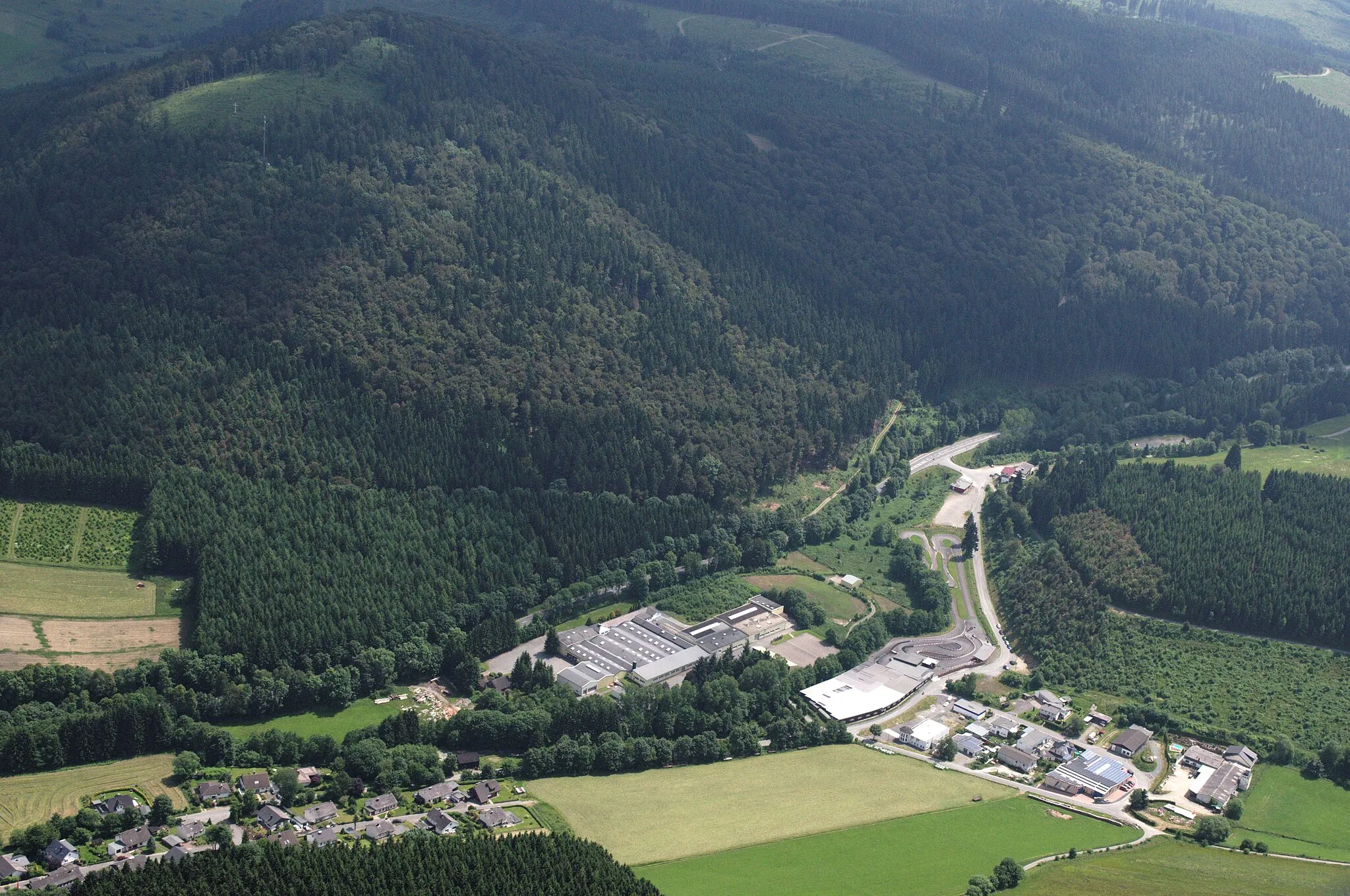 Photo showing: Fotoflug Sauerland-Ost: Ruhrtal; Gewerbegebiet in Niedersfeld mit Cartbahn und Firma Schuhl & Co. Im Hintergrund der Rimberg.

The production, editing or release of this file was supported by the Community-Budget of Wikimedia Deutschland.
To see other files made with the support of Wikimedia Deutschland, please see the category Supported by Wikimedia Deutschland.
العربية ∙ বাংলা ∙ Deutsch ∙ English ∙ Esperanto ∙ français ∙ magyar ∙ Bahasa Indonesia ∙ italiano ∙ 日本語 ∙ македонски ∙ മലയാളം ∙ Bahasa Melayu ∙ Nederlands ∙ português ∙ русский ∙ svenska ∙ українська ∙ +/−