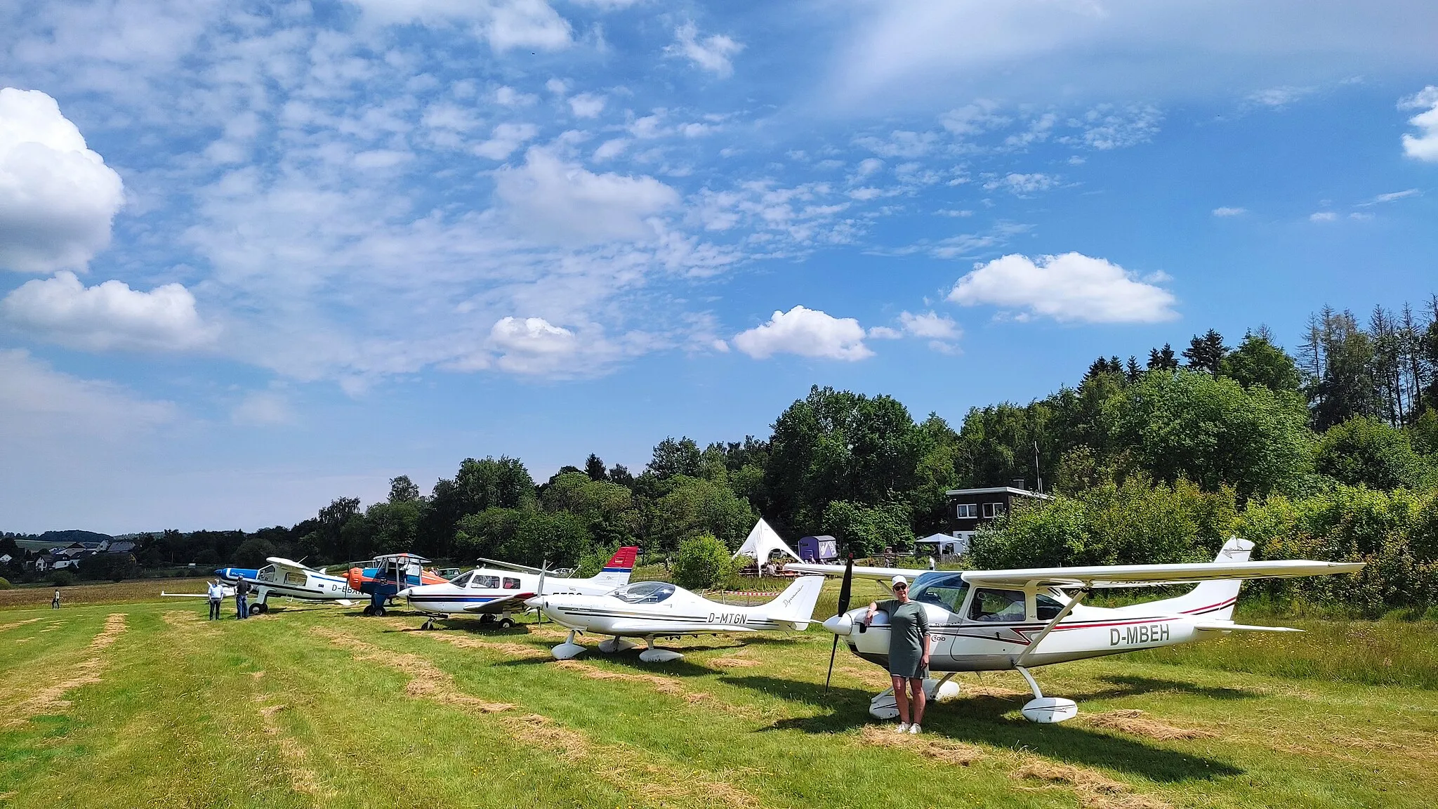 Photo showing: Flugplatz Bottenhorn im Jahr 2022 während eines Flugplatzfest.