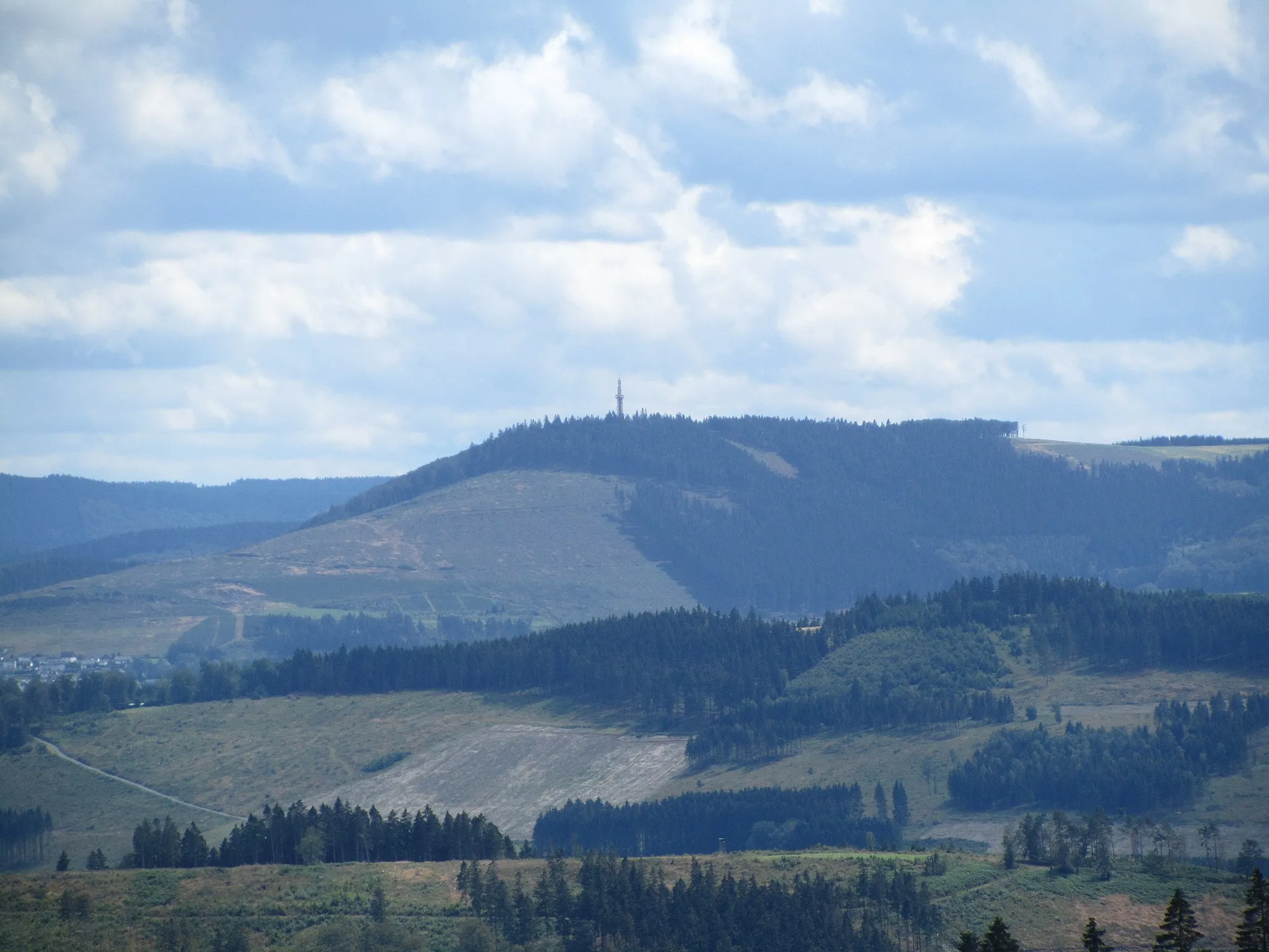 Photo showing: Blick vom Lörmecketurm nach Südosten zum Berg Stüppel (732 m) mit dem 57 m hohen Stüppelturm