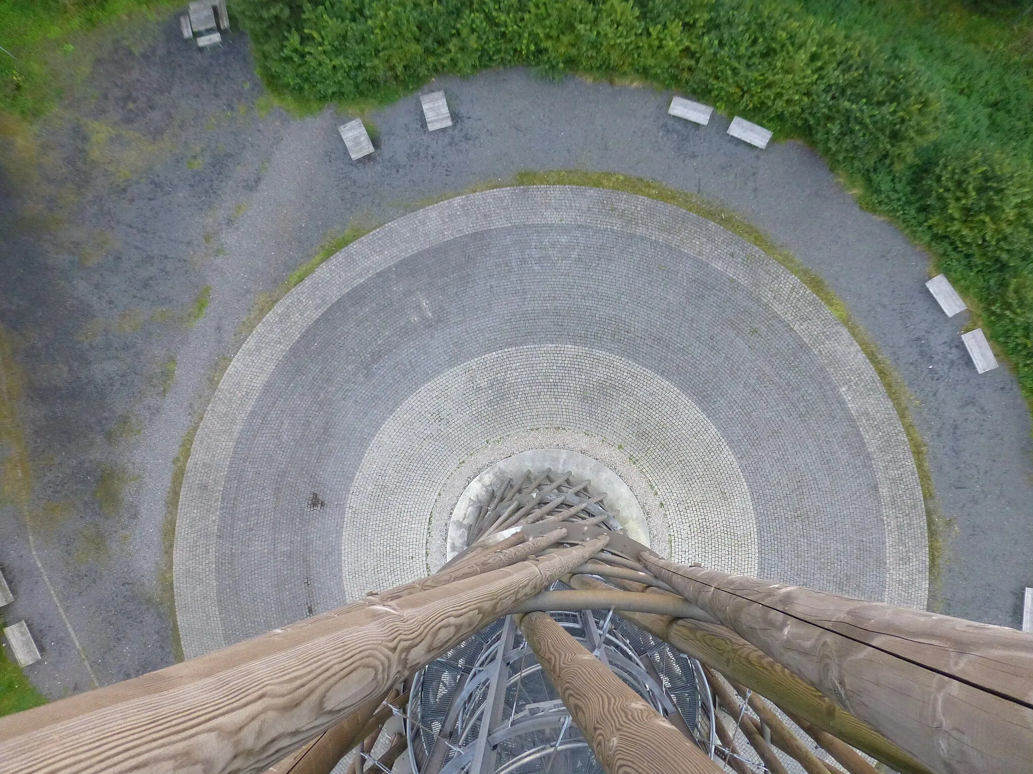 Photo showing: Lörmecke-Turm; Blick von der Plattform am Turm hinab