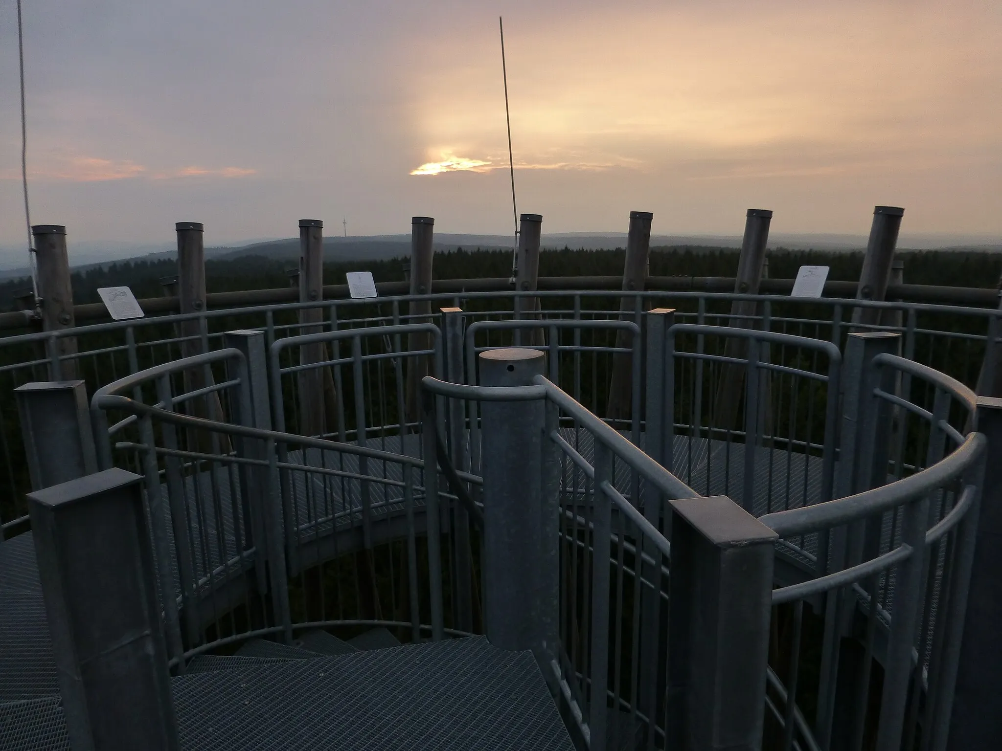 Photo showing: Lörmecke-Turm; Abendstimmung auf der Plattform; Blick nach Westen; halblinks der Fernmeldeturm Meschede